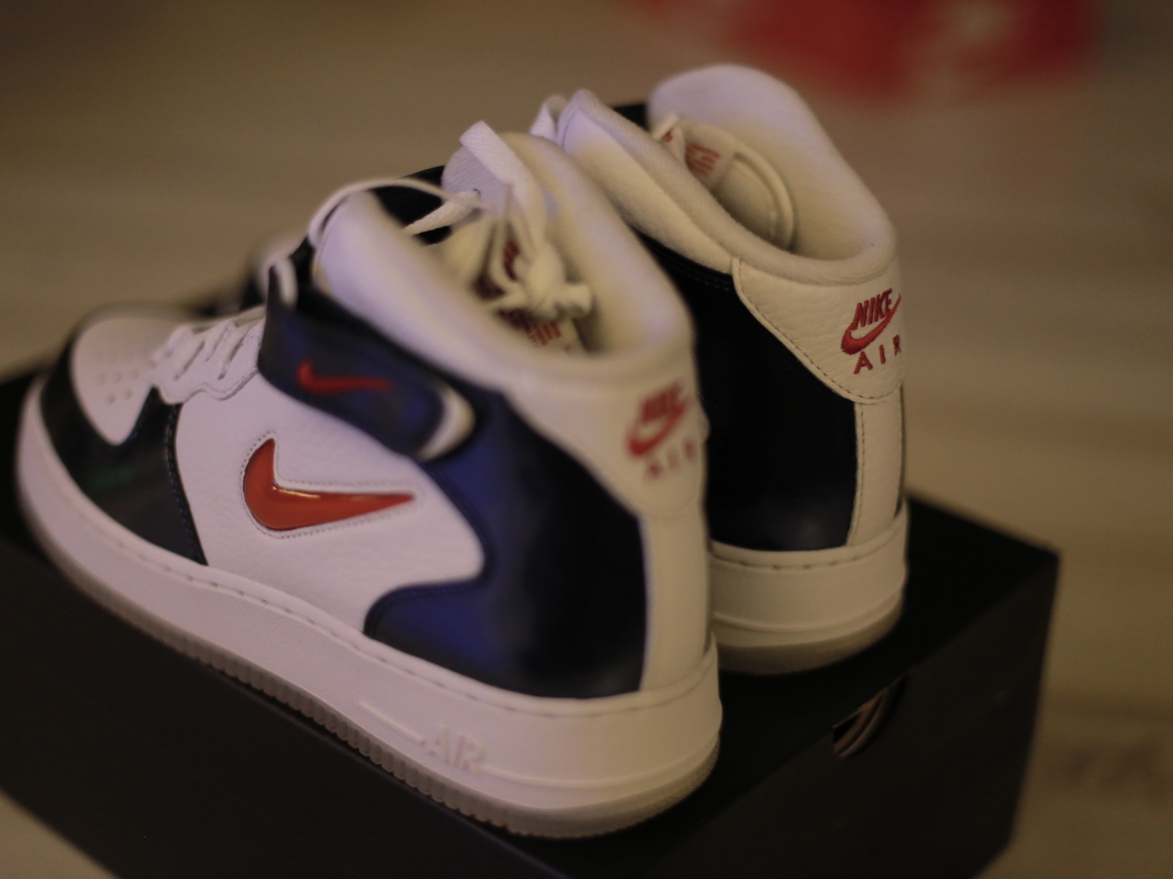 Nike Air Force 1 Mid QS University Red and Midnight Navy 착용 스타일 - 4