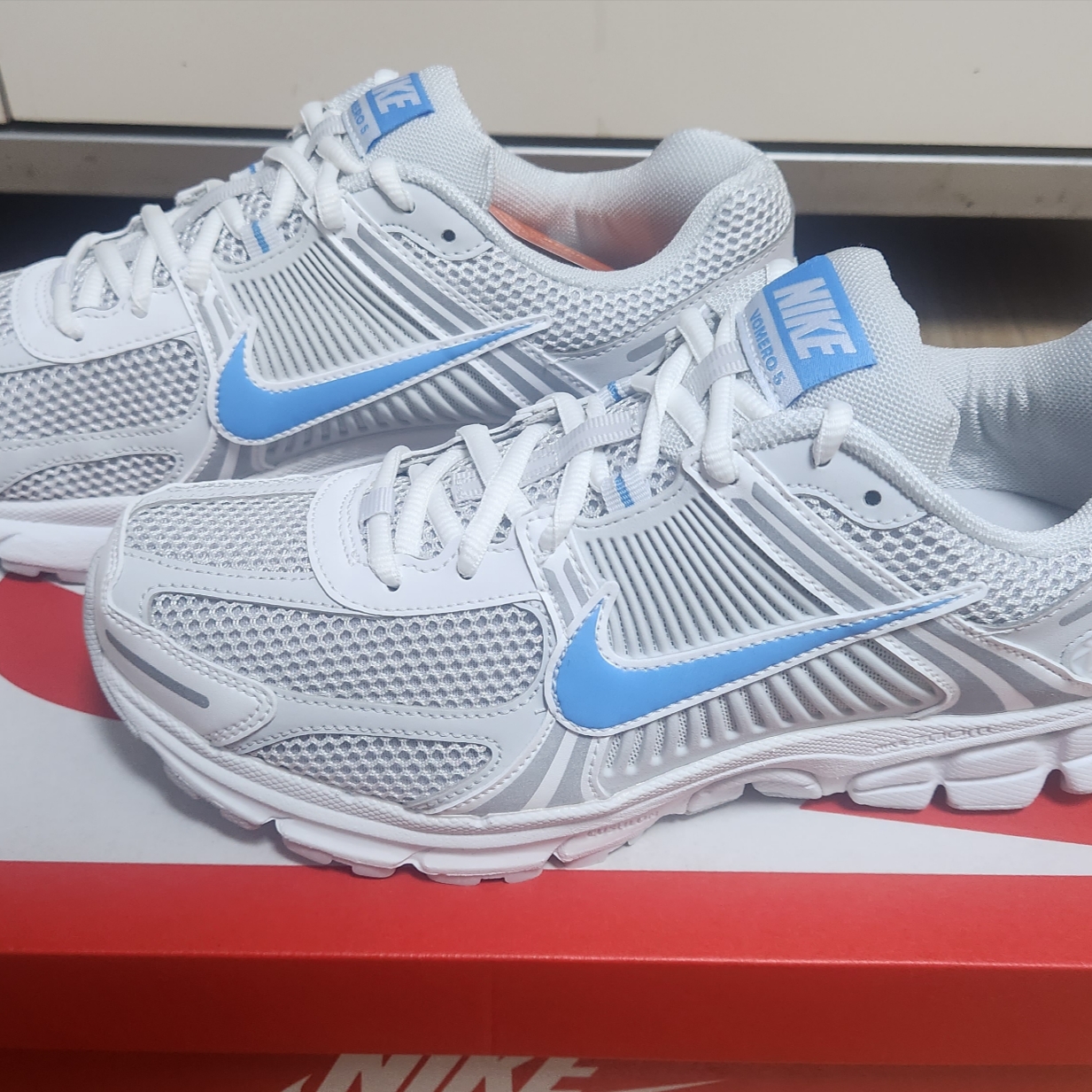 Nike Zoom Vomero 5 Photon Dust and University Blue 착용 스타일 - 3