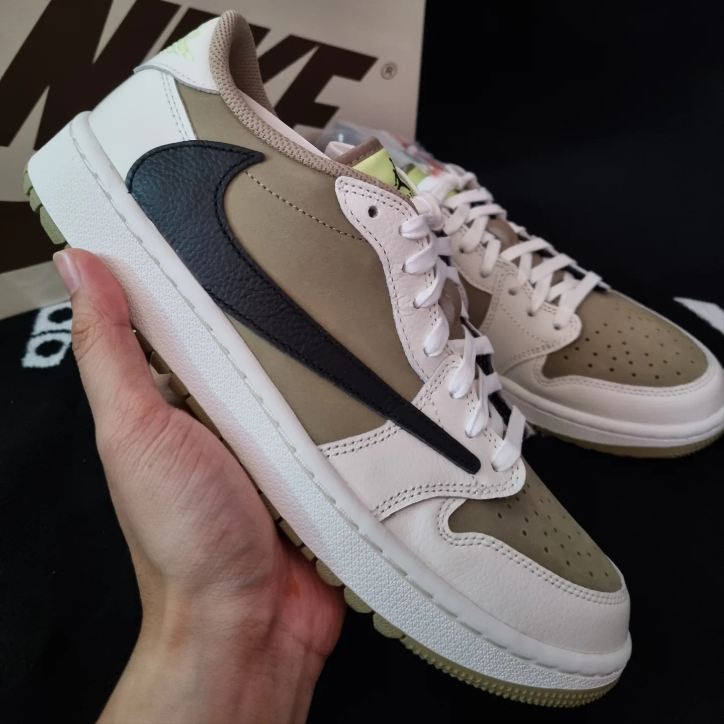 Jordan 1 x Travis Scott Retro Low Golf NRG Neutral Olive 착용 스타일 - 3