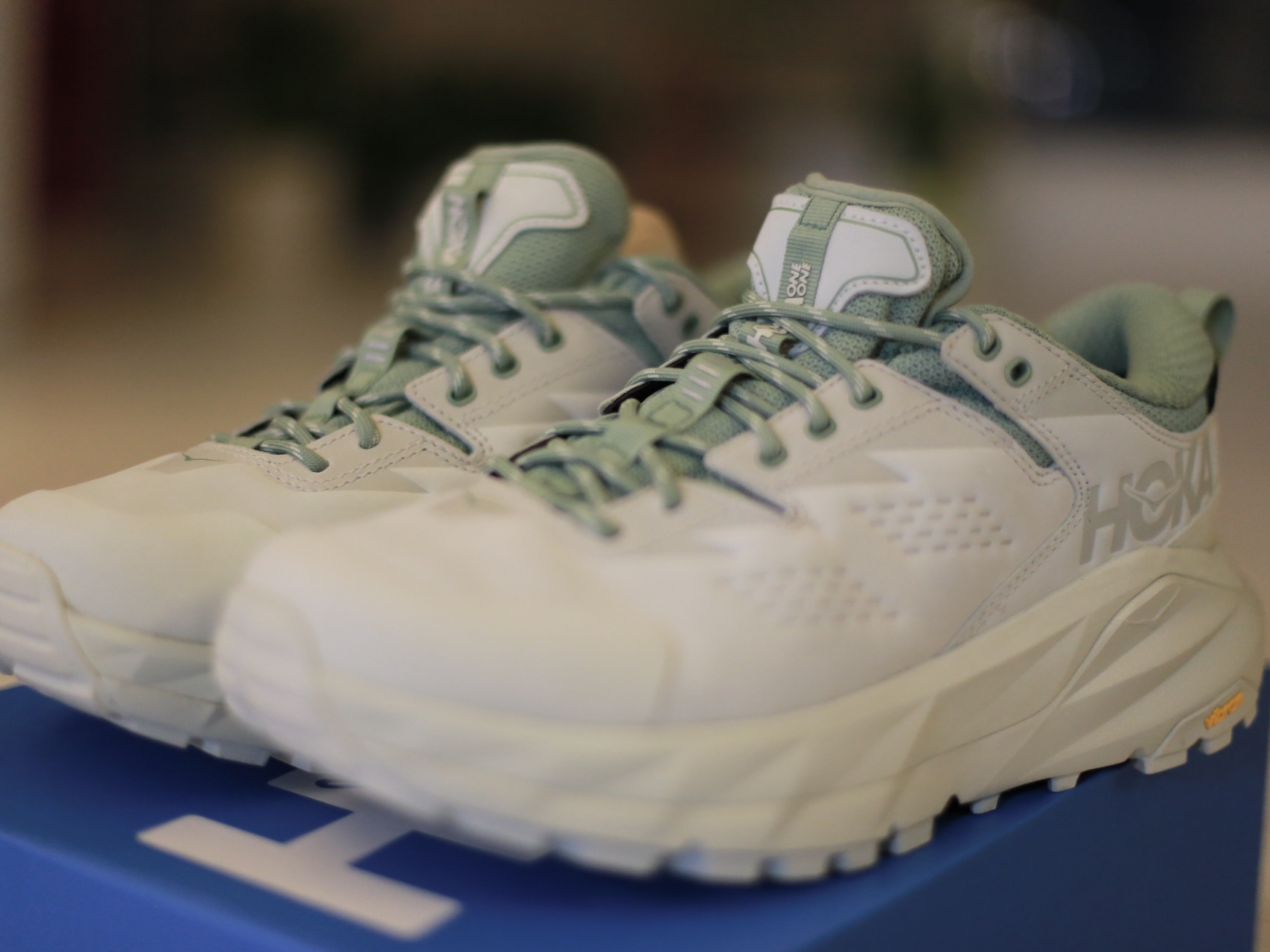 Hoka Kaha Low Gore-Tex Celadon Tint Basil 착용 스타일 - 2