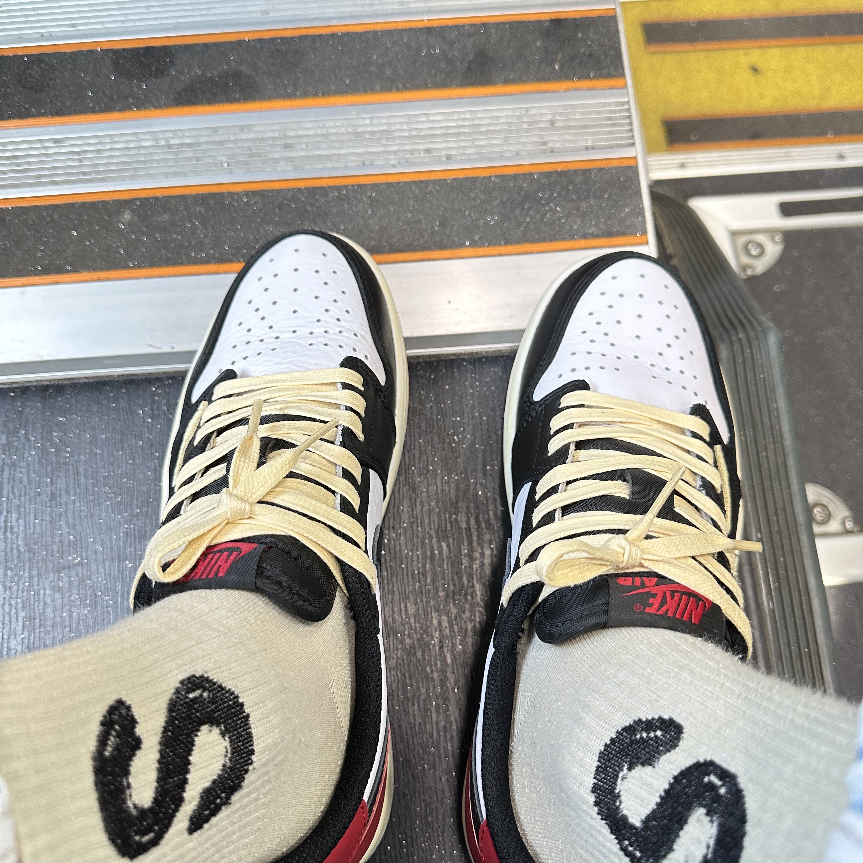 Jordan 1 Retro Low OG Black Toe 착용 스타일 - 2