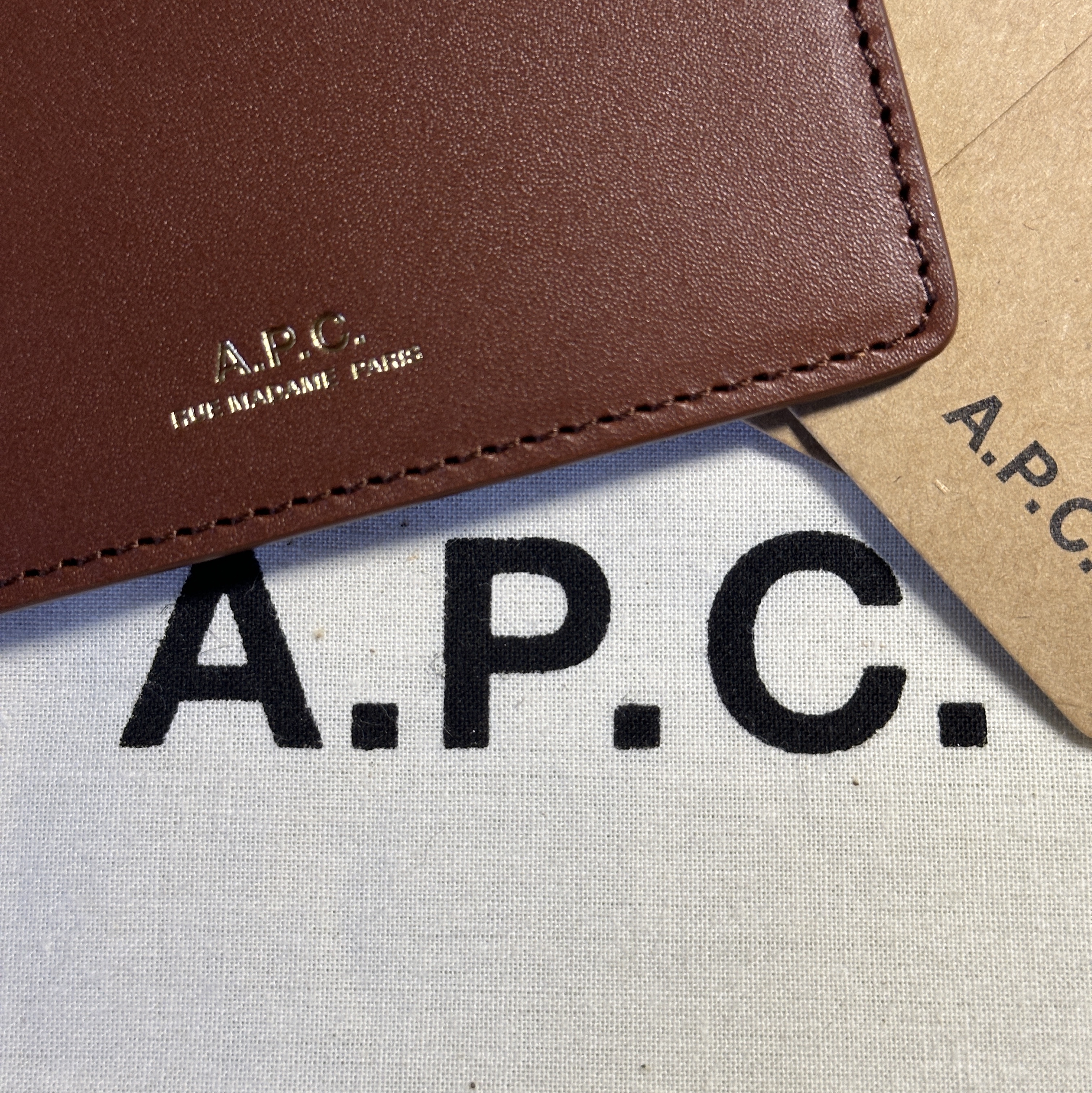 A.P.C. Stefan Horizon Card Holder Nut Brown 착용 스타일 - 1