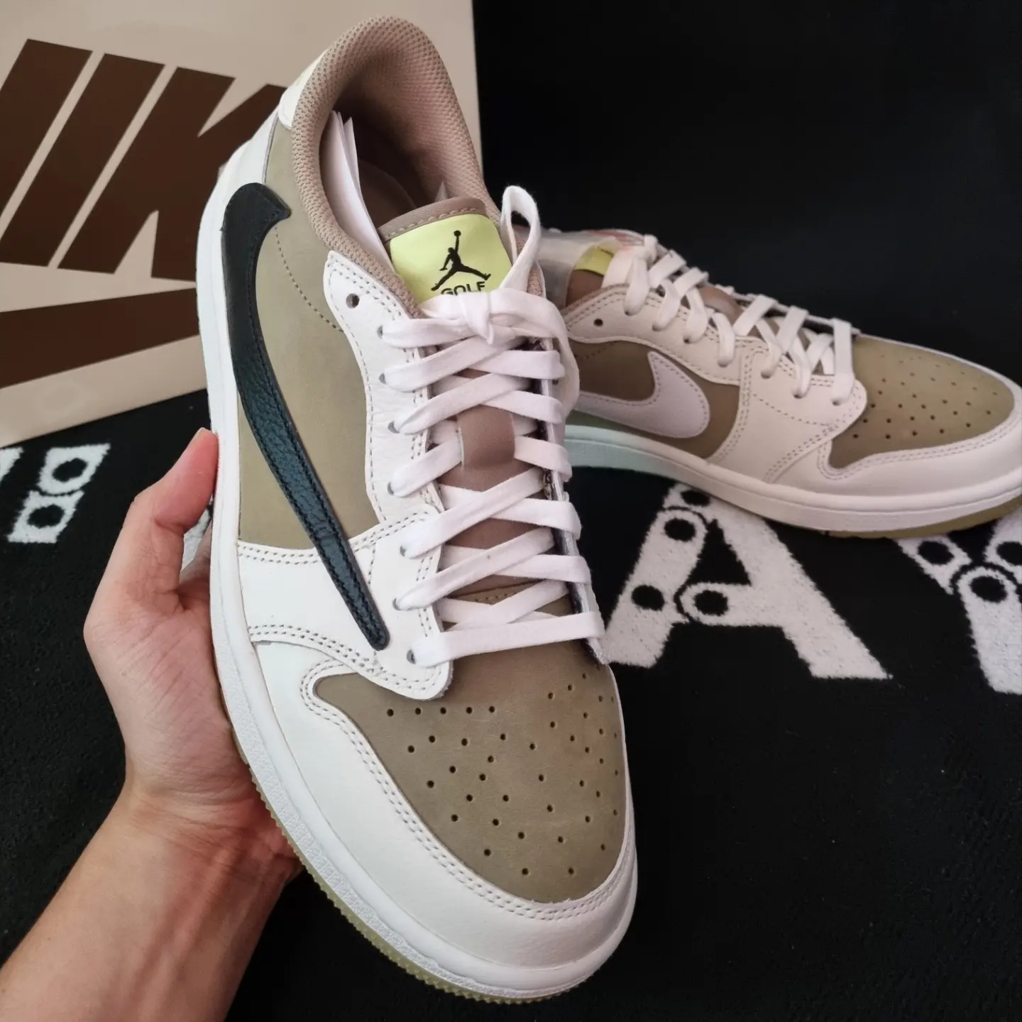 Jordan 1 x Travis Scott Retro Low Golf NRG Neutral Olive 착용 스타일 - 2