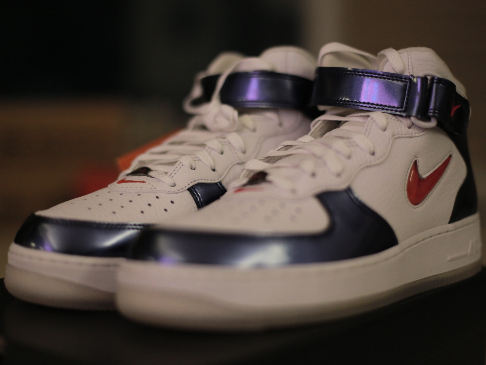 Nike Air Force 1 Mid QS University Red and Midnight Navy 착용 스타일 - 3