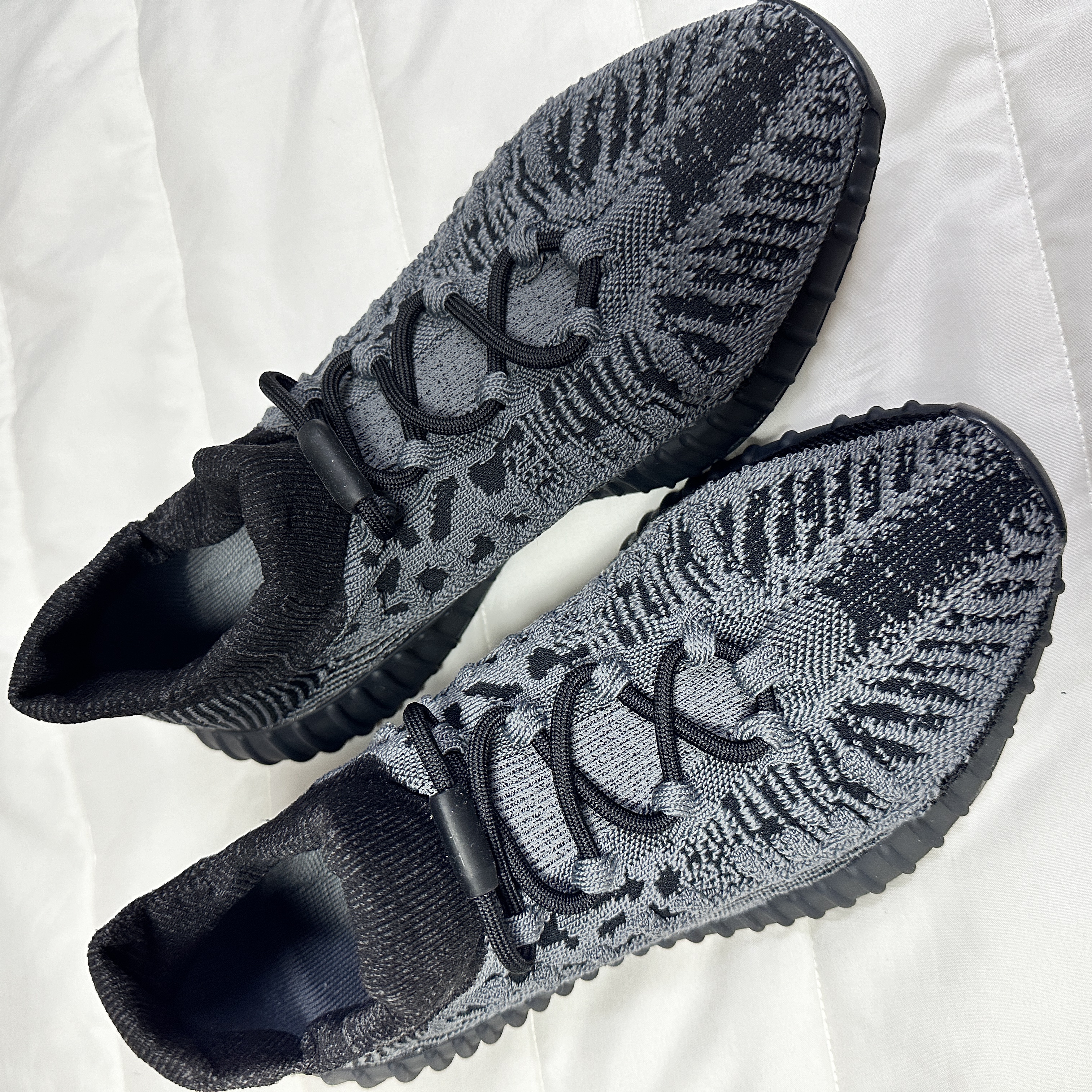 Adidas Yeezy 350 V2 CMPCT Slate Onyx 착용 스타일 - 1