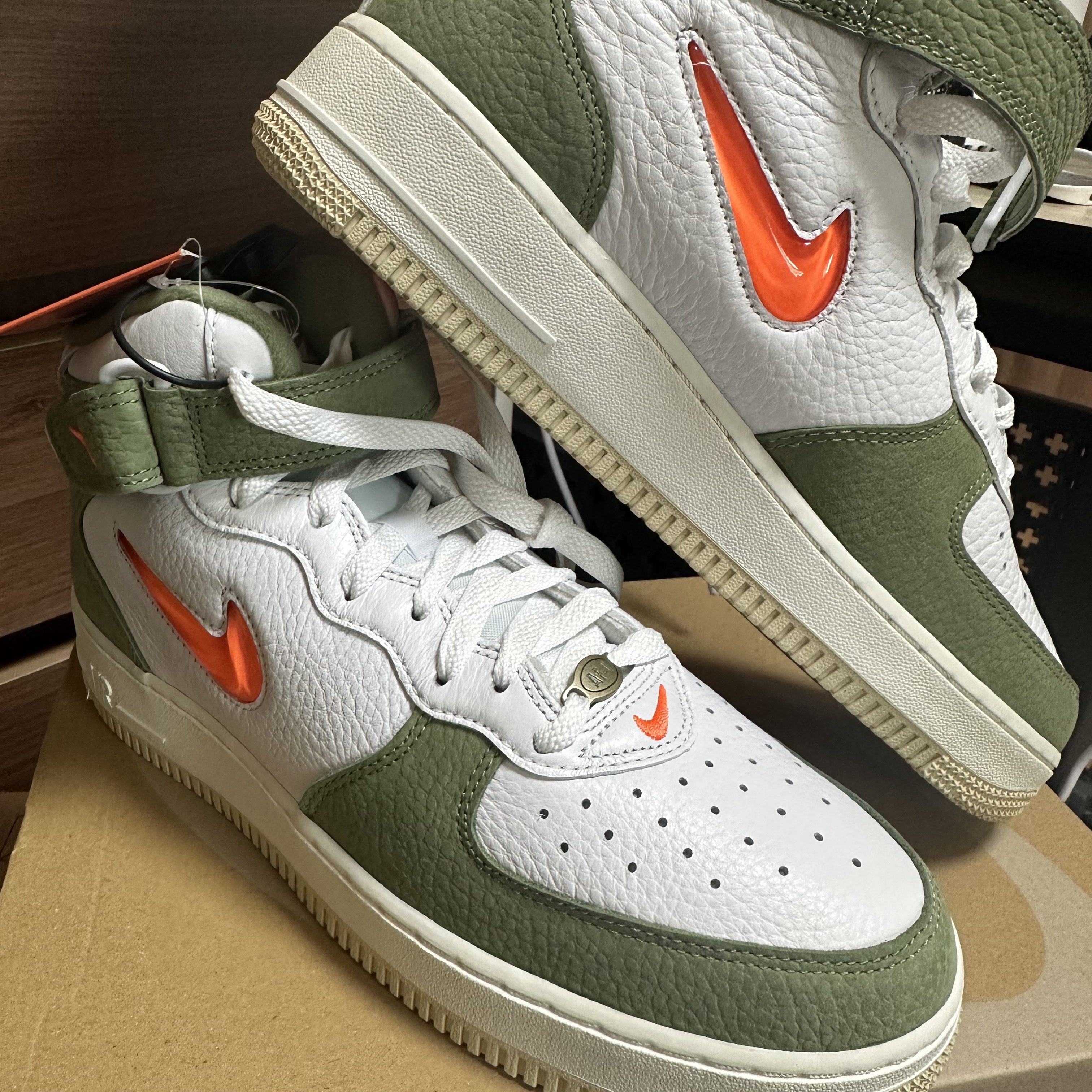 Nike Air Force 1 Mid '07 QS Olive Green and Total Orange 착용 스타일