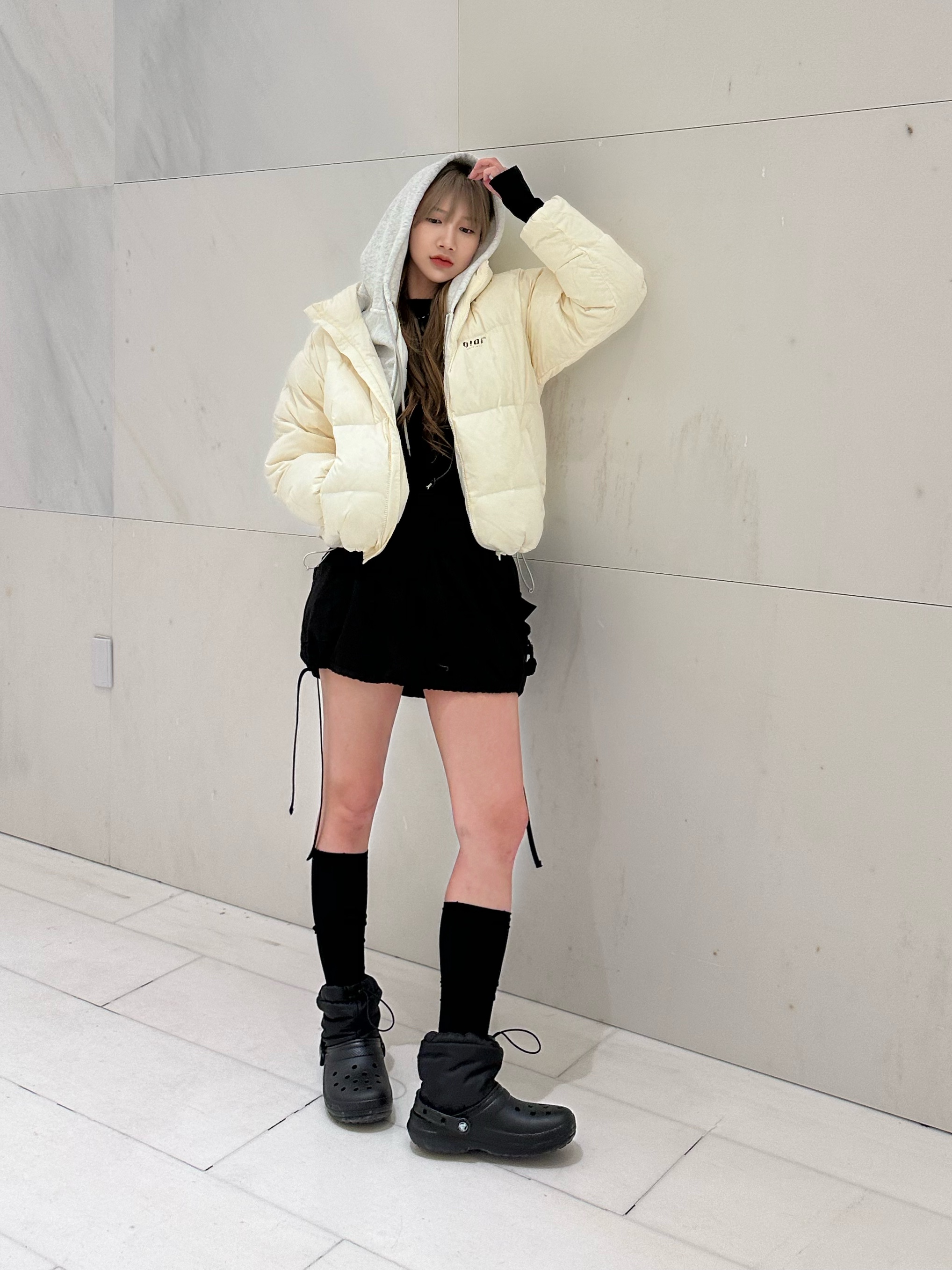 Crocs Classic Lined Neo Puff Boot Black 착용 스타일 - 1