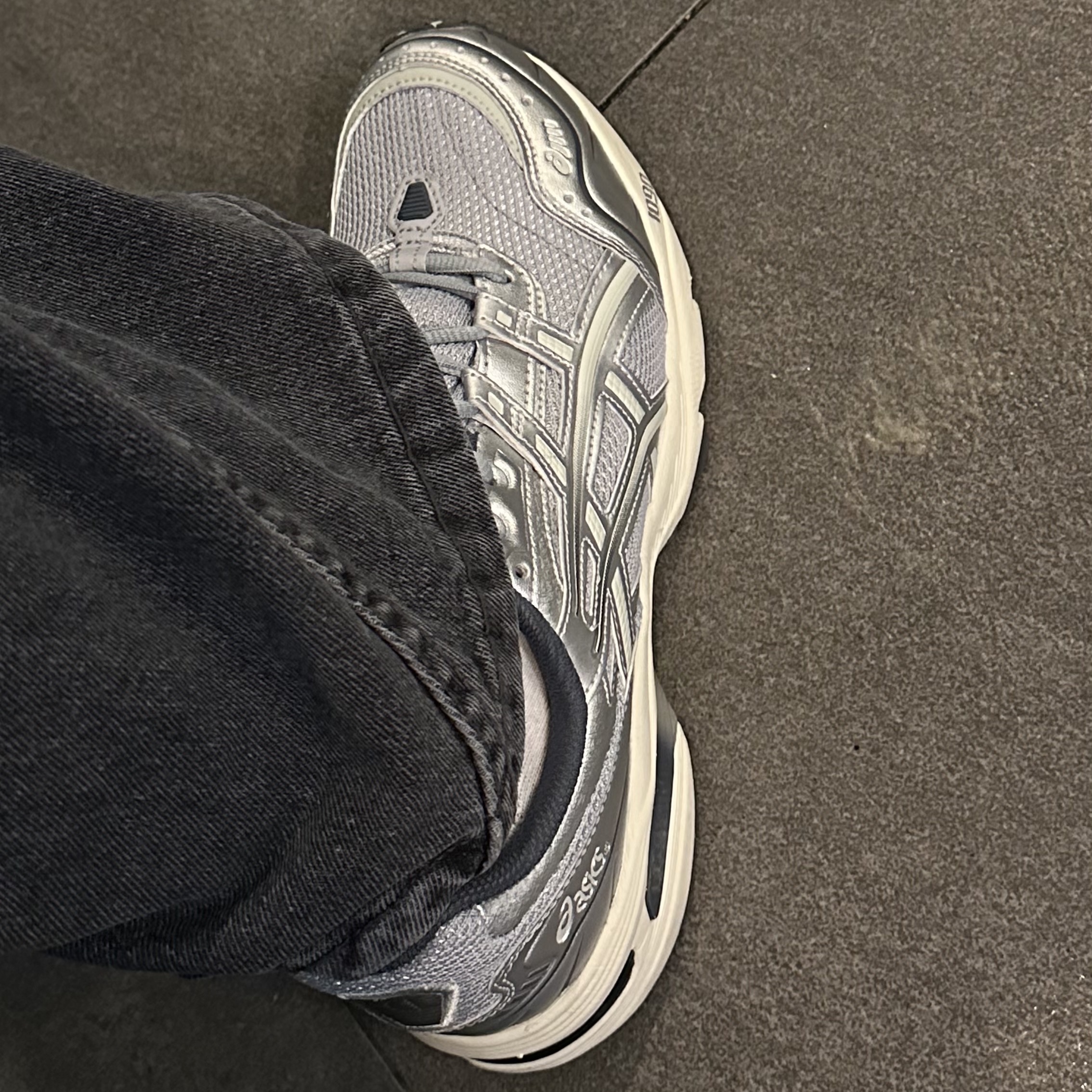 Asics Gel-1090 Piedmont Grey 착용 스타일 - 1