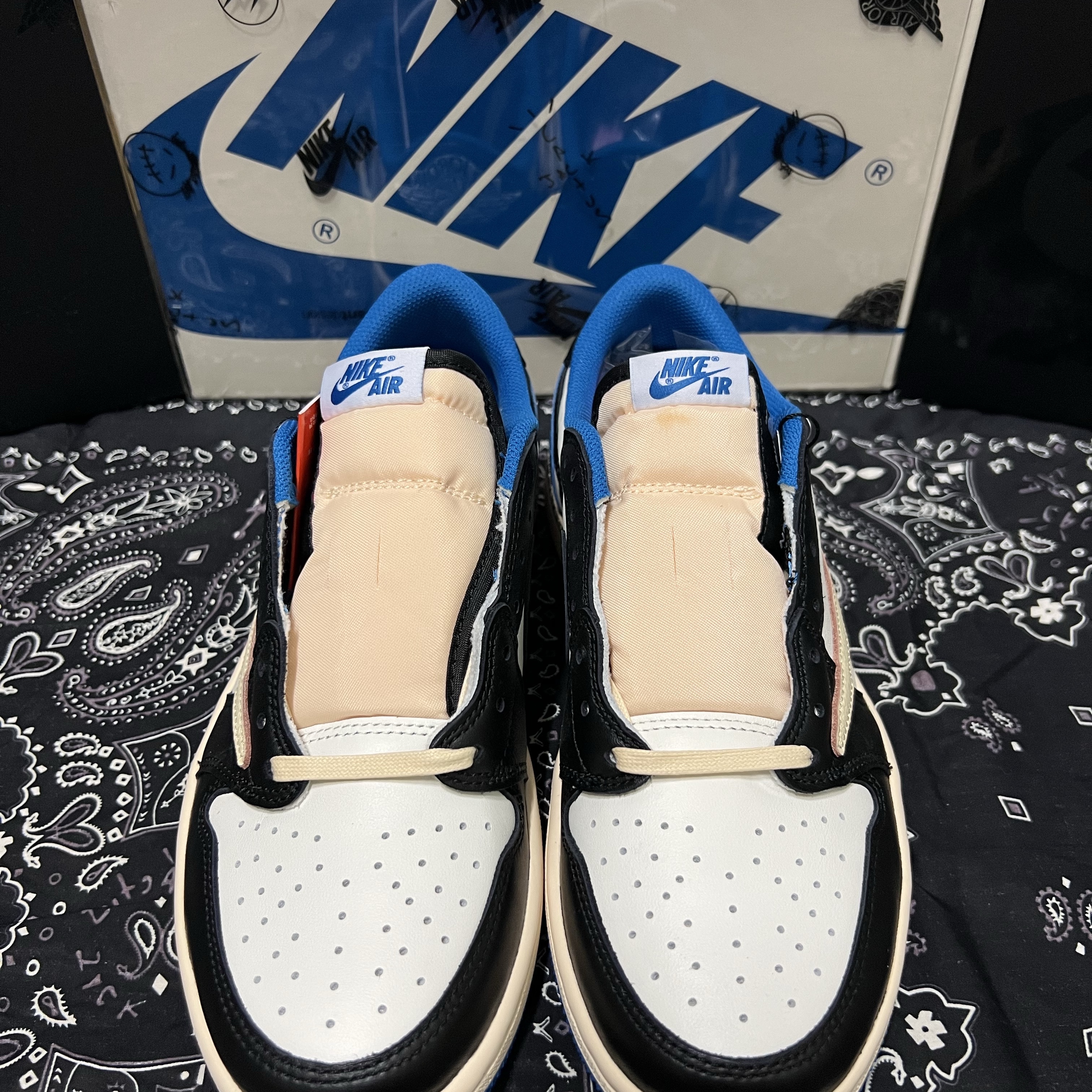 Jordan 1 x Travis Scott x Fragment Retro Low OG SP Military Blue 착용 스타일 - 1