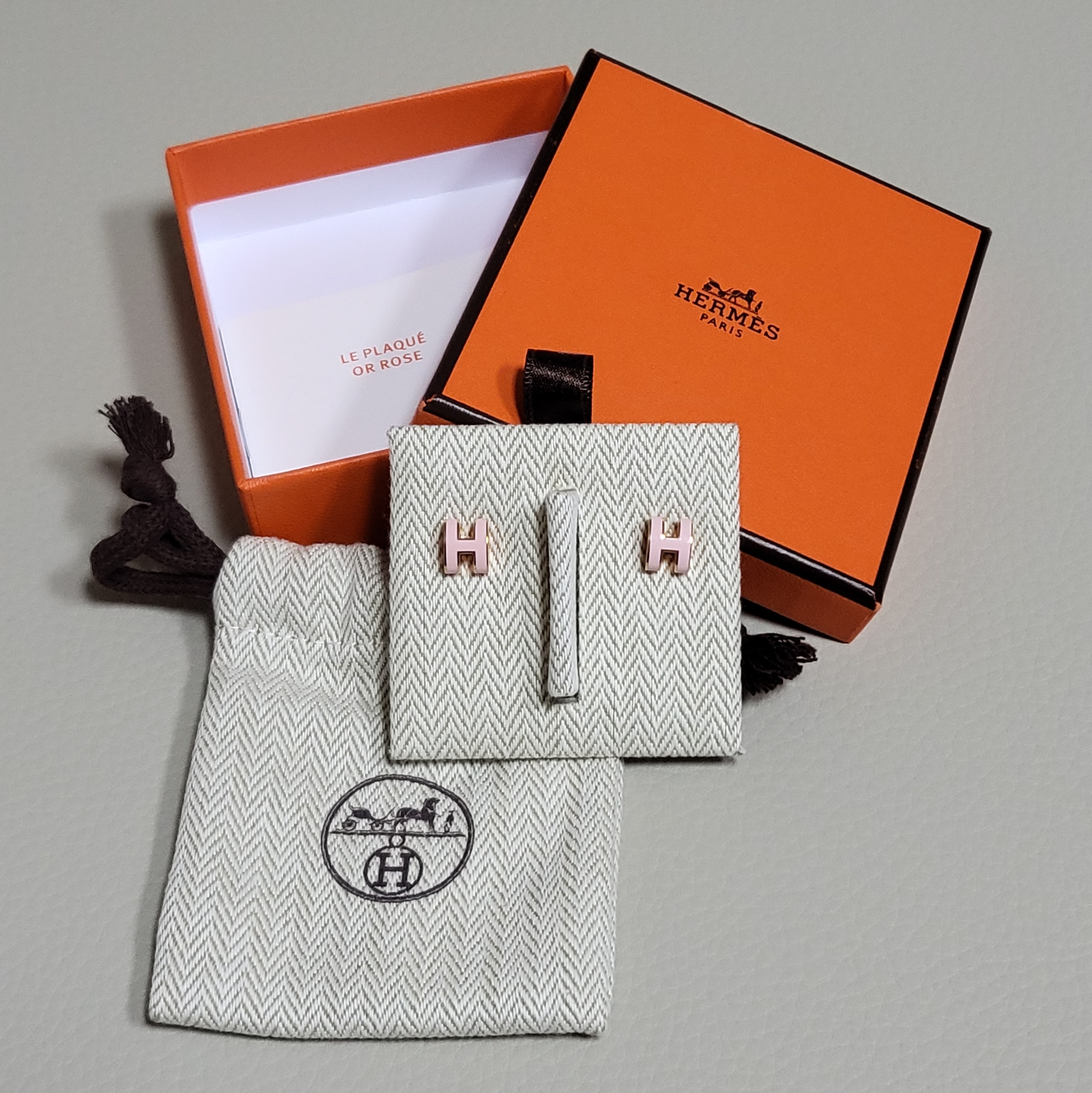 (W) Hermes Mini Pop H Earrings Rose Gold & Rose Dragee 착용 스타일