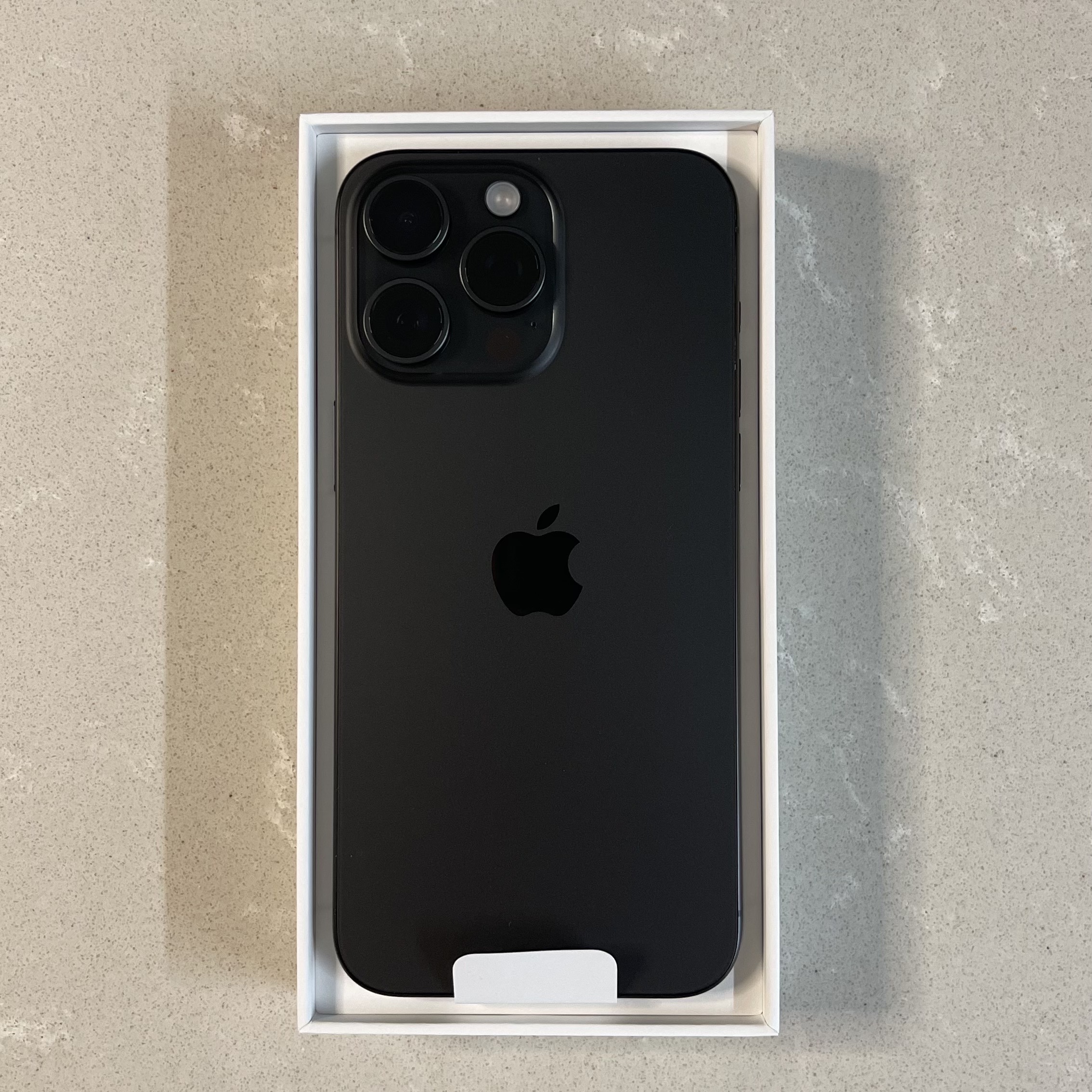 Apple iPhone 15 Pro Max 256GB Black Titanium (Korean Ver.) 착용 스타일 - 2