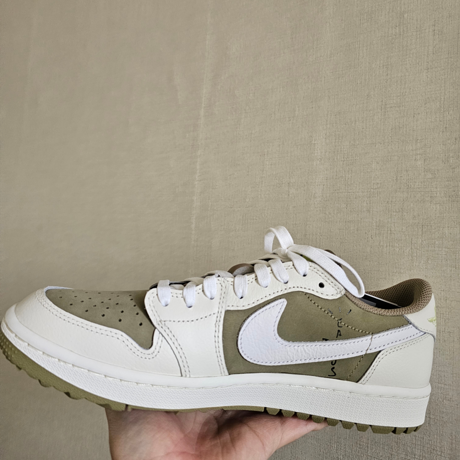 Jordan 1 x Travis Scott Retro Low Golf NRG Neutral Olive 착용 스타일 - 1