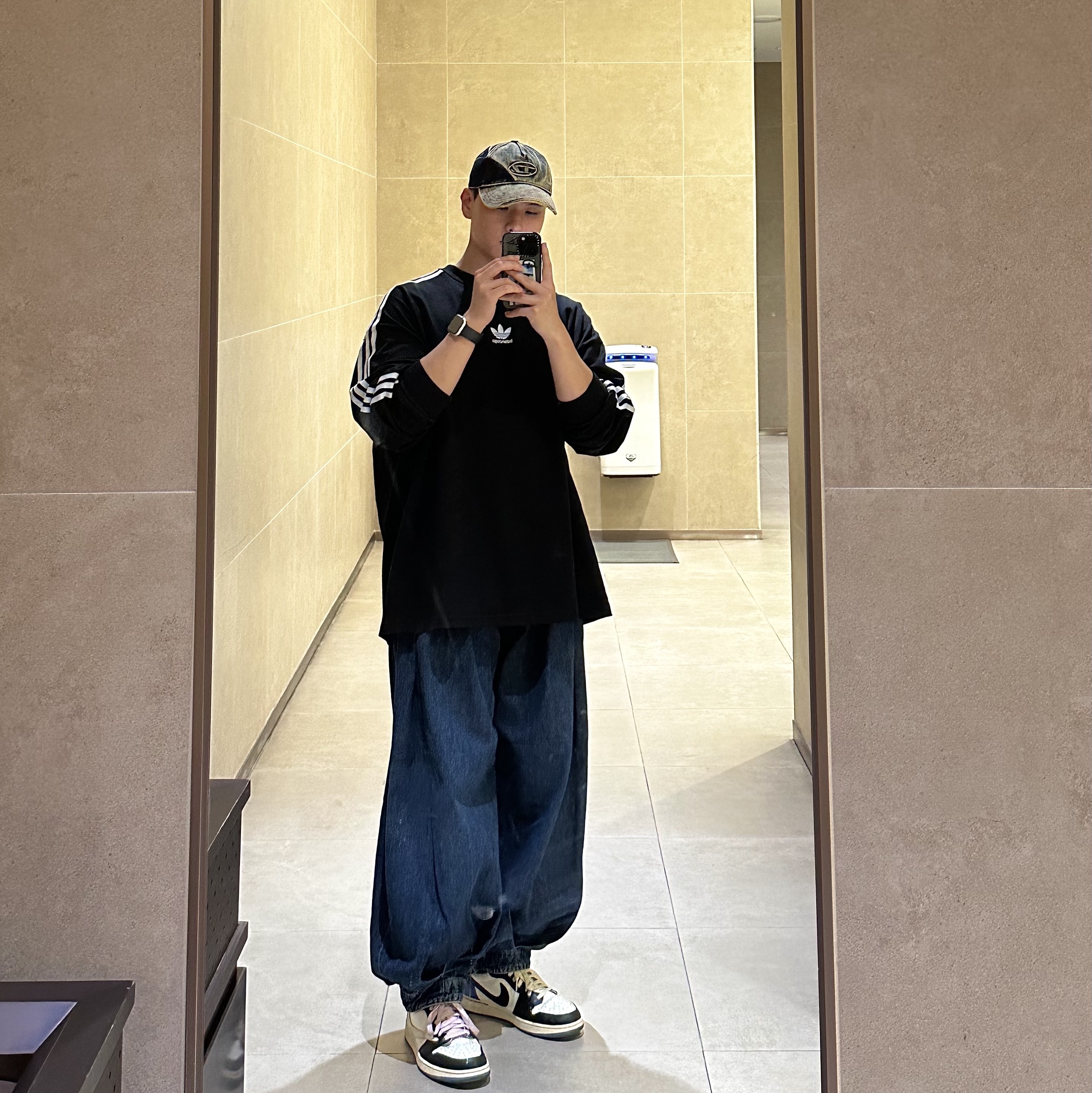 Diesel C-Seymon Treated Denim Baseball Cap Blue White, Balenciaga x Adidas Oversized Long Sleeve T-Shirt Black 착용 스타일