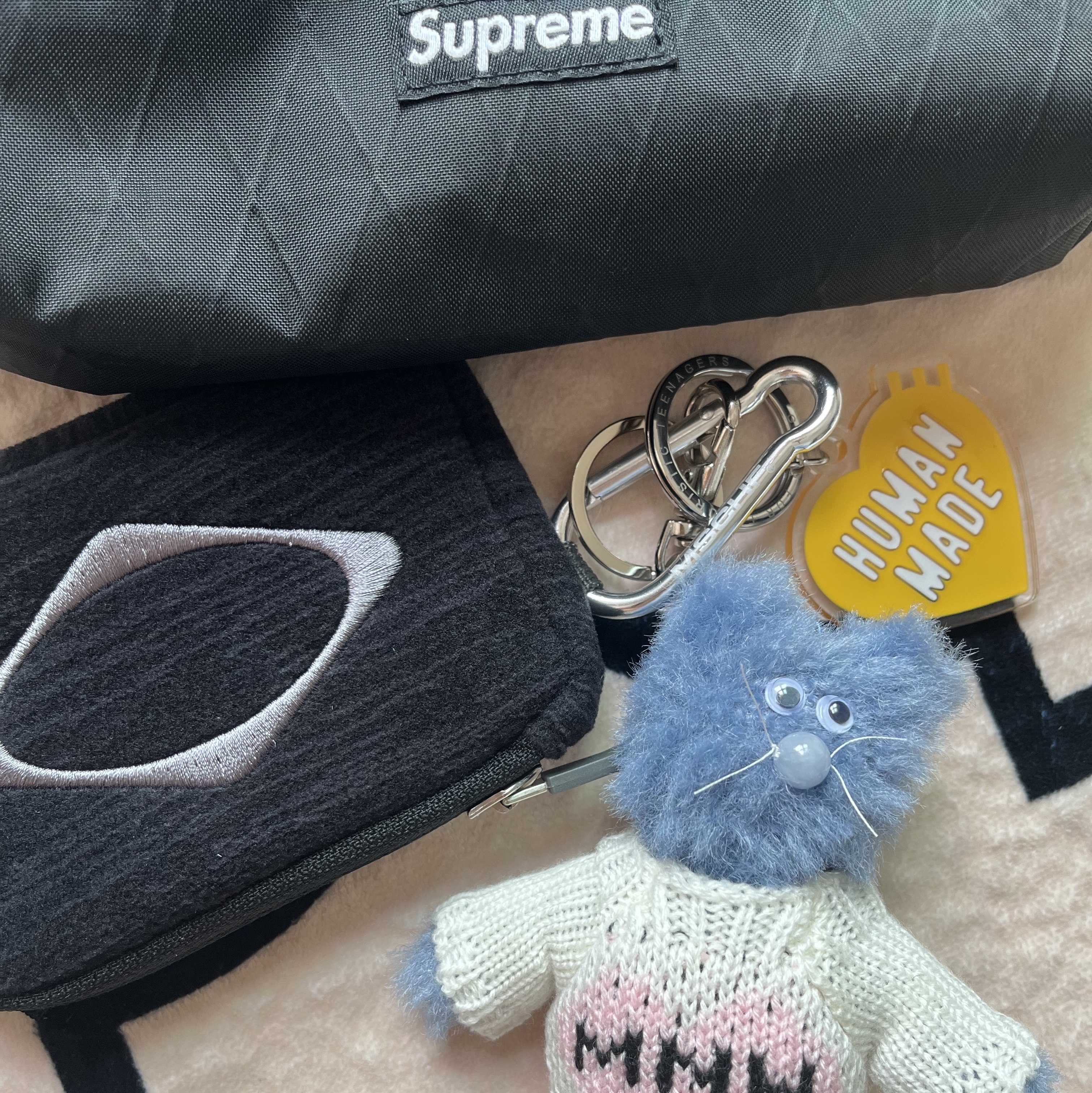 Monamhee Love Flexy Keyring Blue, Mischief Rhombus Carabiner Mini Pouch Charcoal 착용 스타일