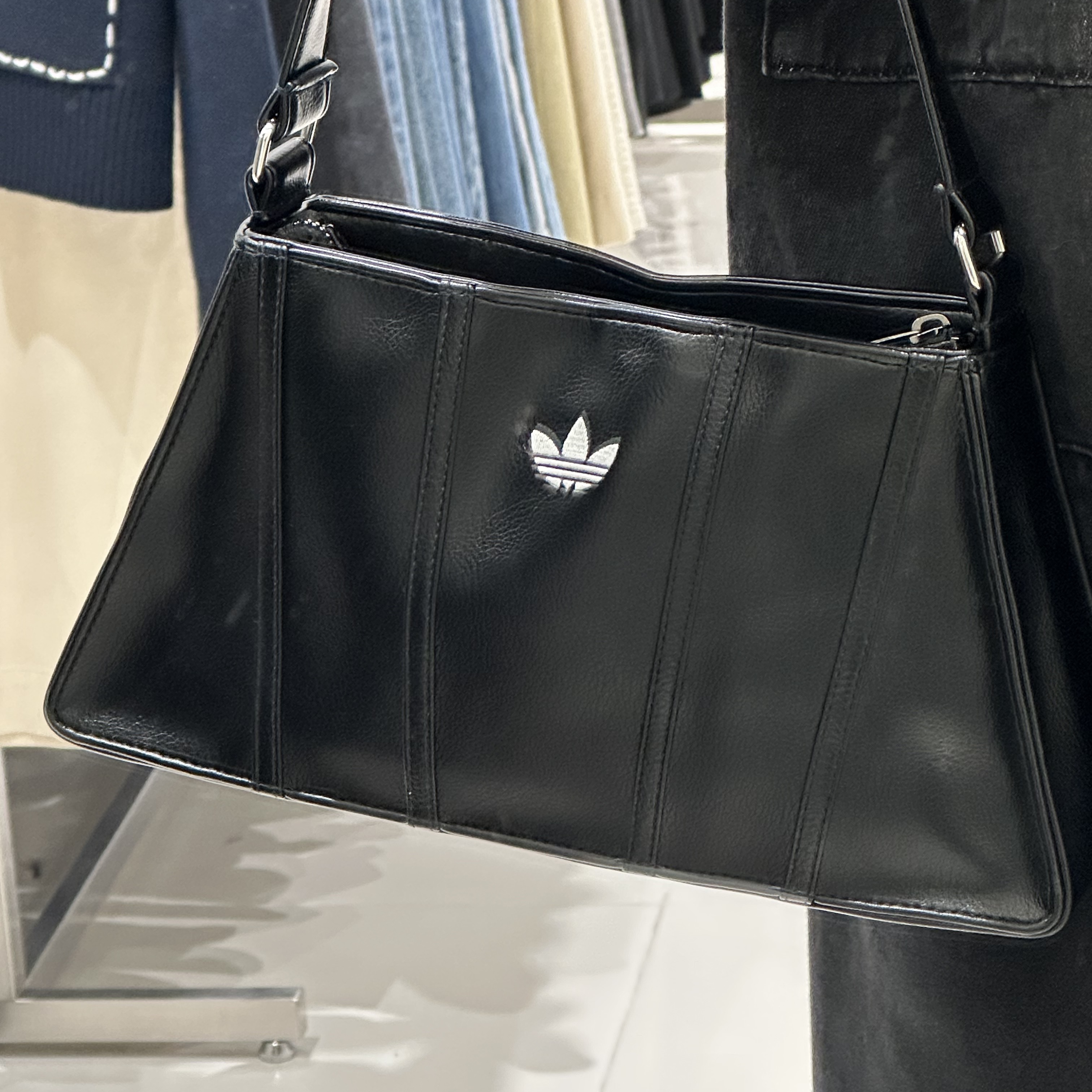 Adidas Mini Airliner Bag Black 착용 스타일 - 2