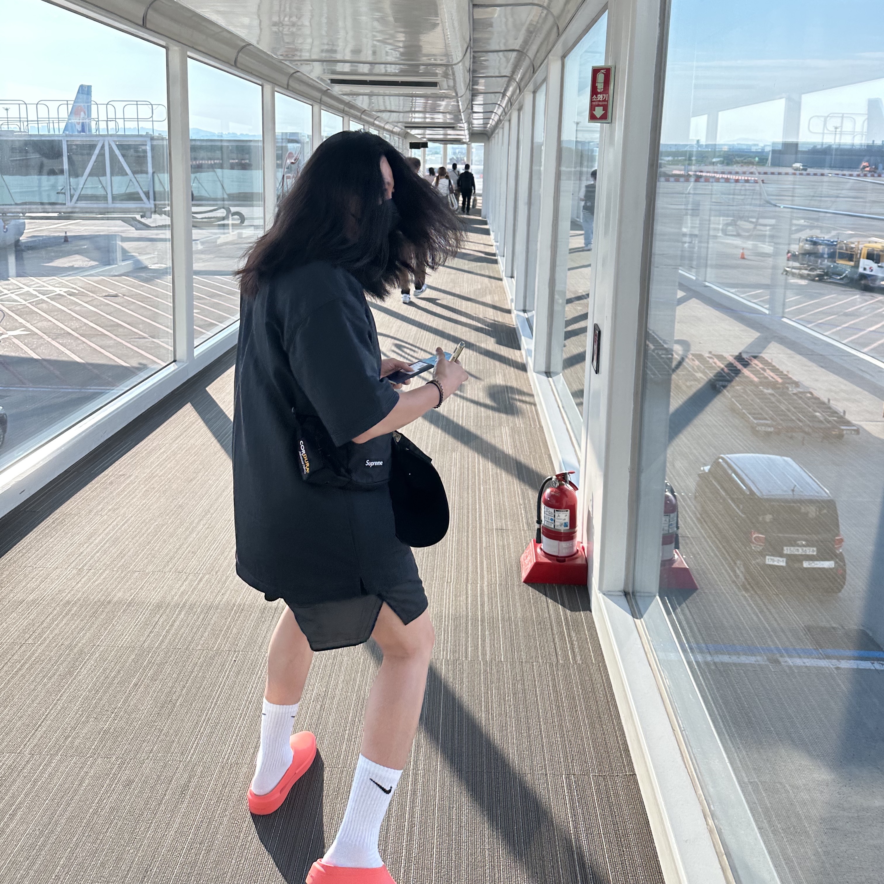 Nike x Fear of God Warm Up Top Off Noir, Supreme Side Bag Black - 22SS 착용 스타일