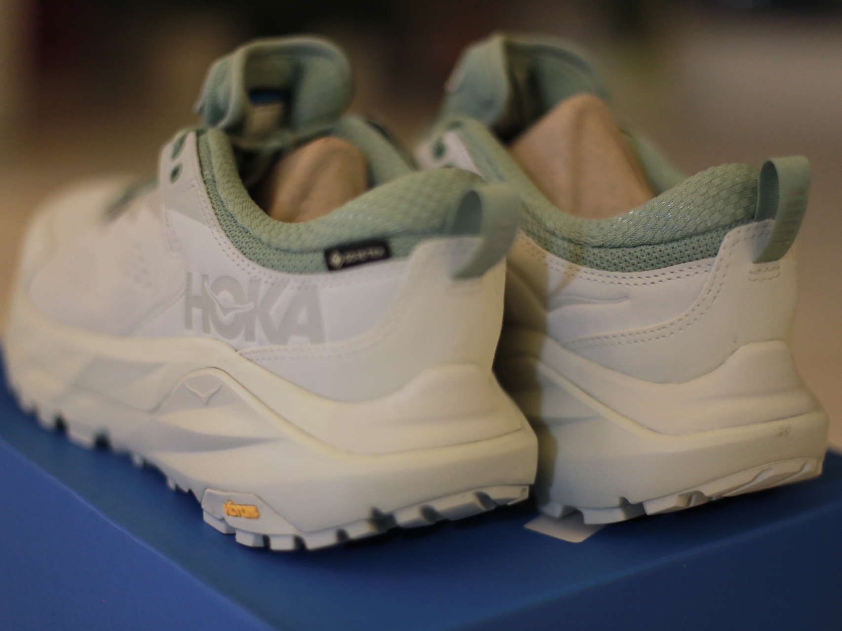 Hoka Kaha Low Gore-Tex Celadon Tint Basil 착용 스타일 - 4
