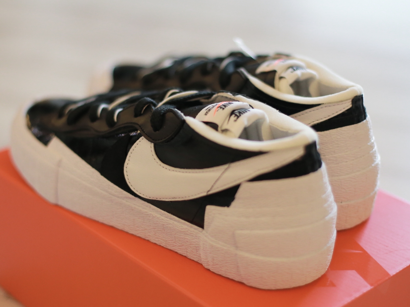 Nike x Sacai Blazer Low Black Patent Leather 착용 스타일 - 3
