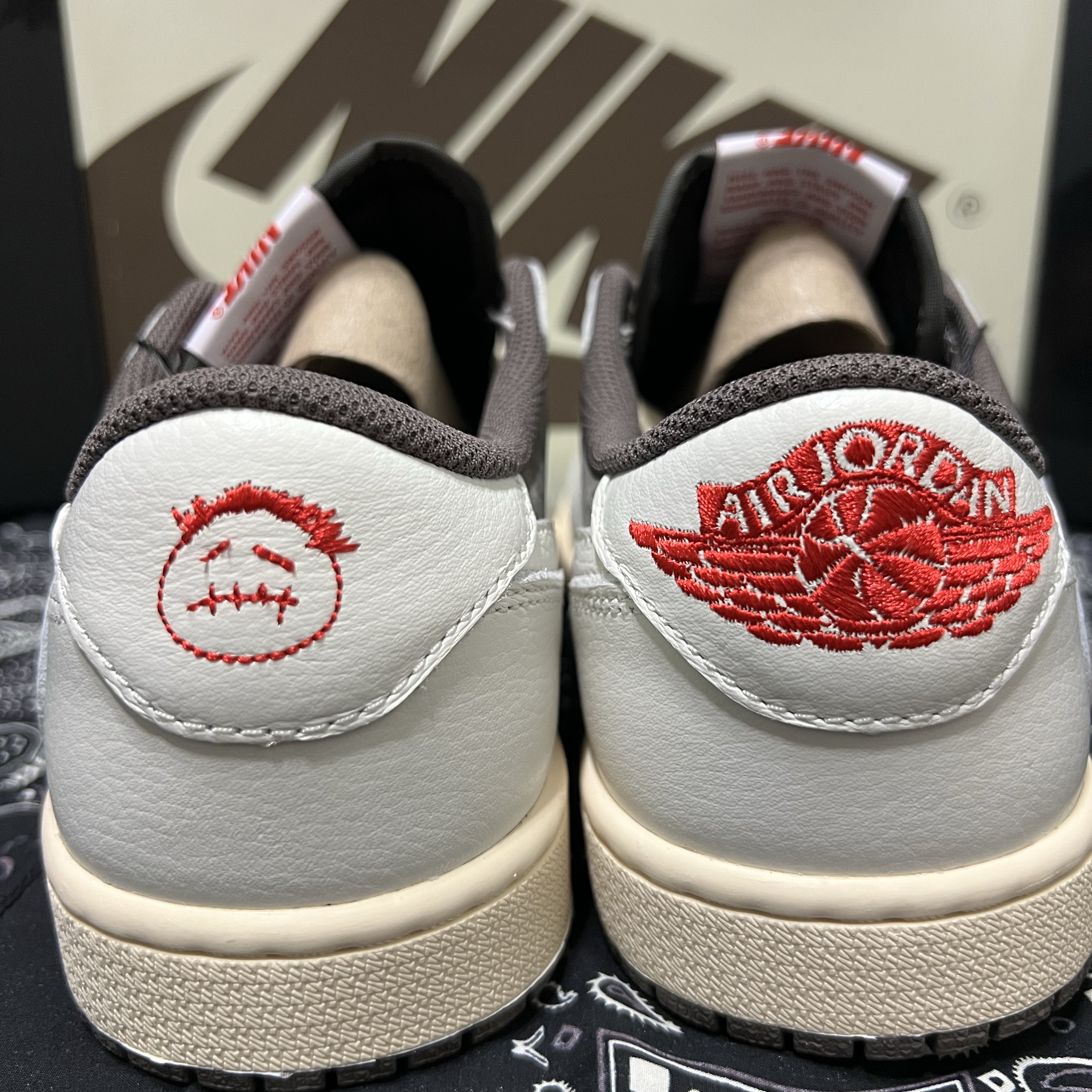 Jordan 1 x Travis Scott Retro Low OG SP Sail and Ridgerock 착용 스타일 - 2