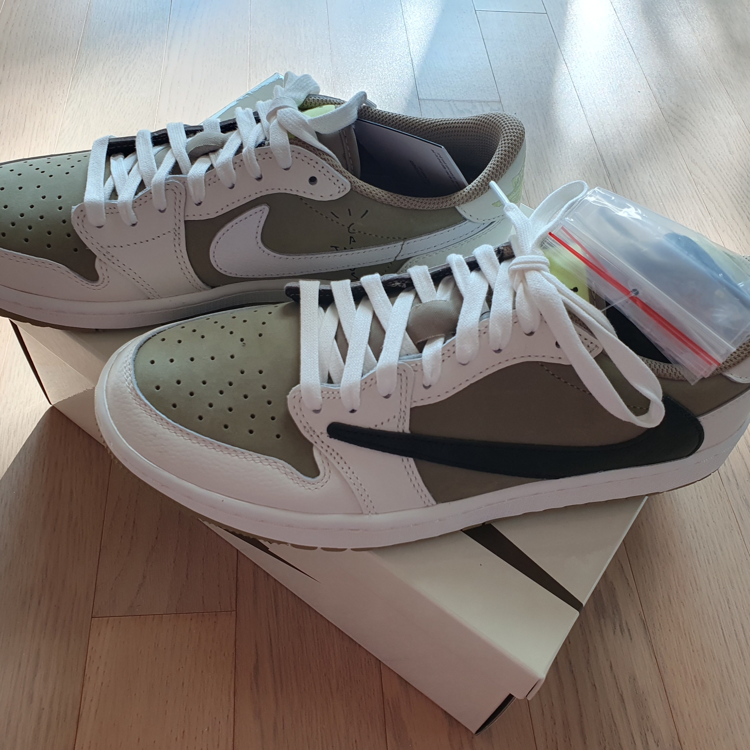 Jordan 1 x Travis Scott Retro Low Golf NRG Neutral Olive 착용 스타일 - 2