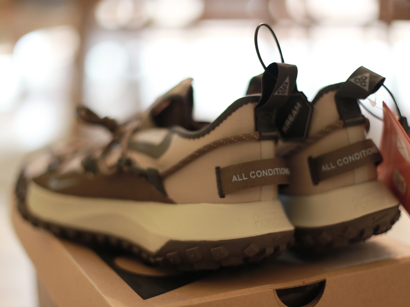 Nike ACG Mountain Fly Low Ironstone 착용 스타일 - 3