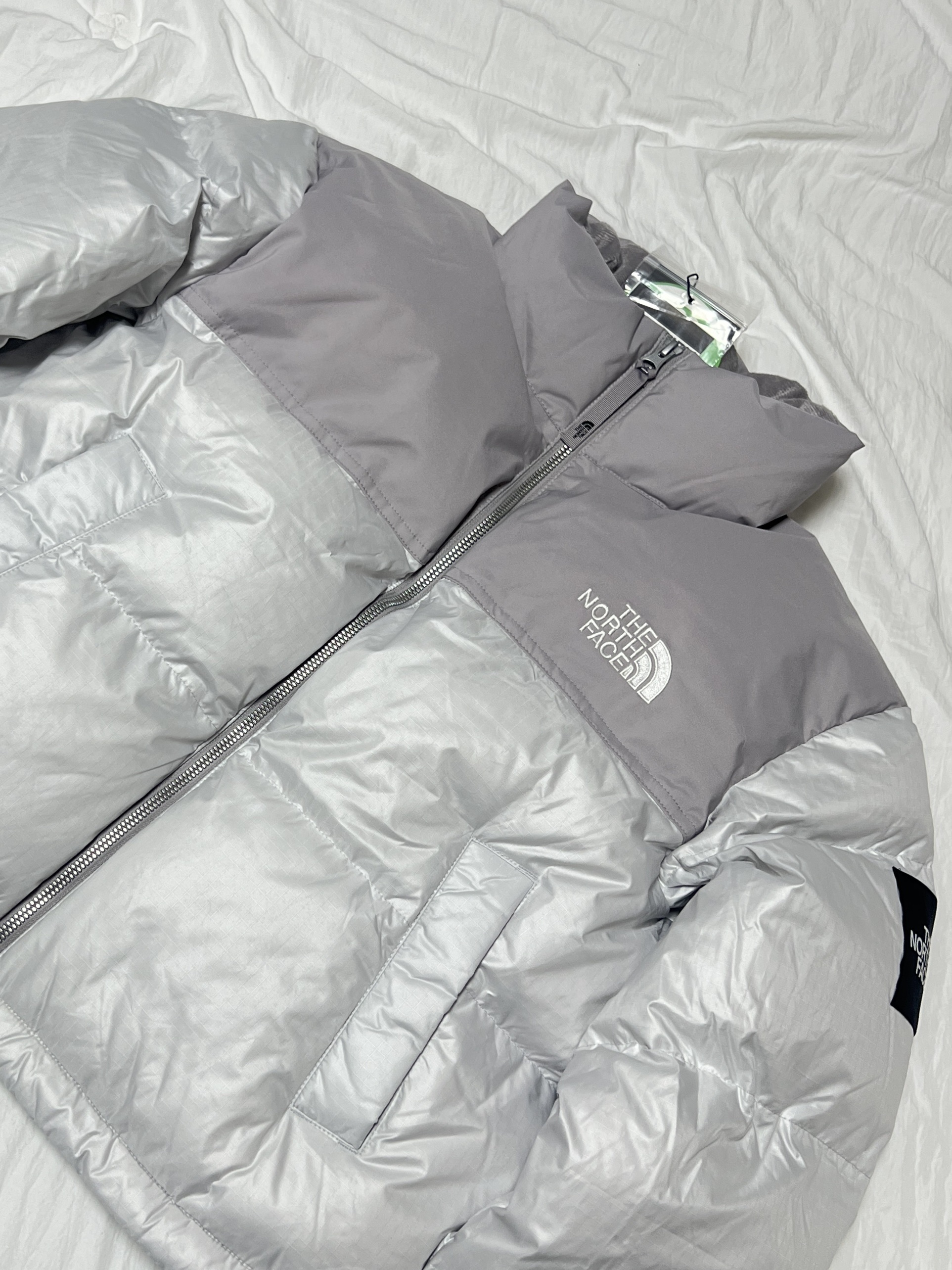 (W) The North Face White Label Novelty Nuptse Down Jacket Ice Gray 착용 스타일