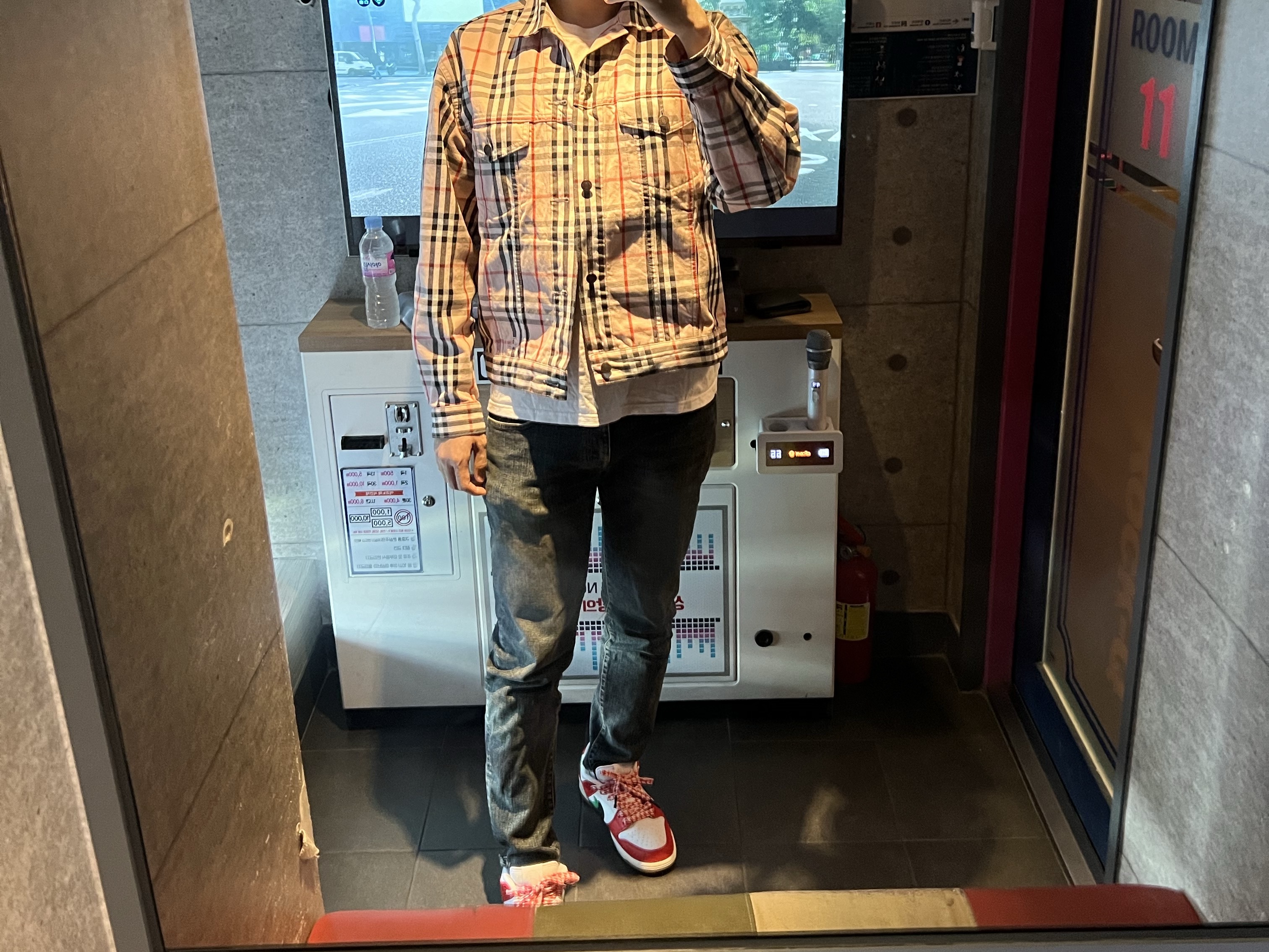 Supreme x Burberry Denim Trucker Jacket Pink - 22SS, Nike x Frame Skate SB Dunk Low Pro Habibi 착용 스타일