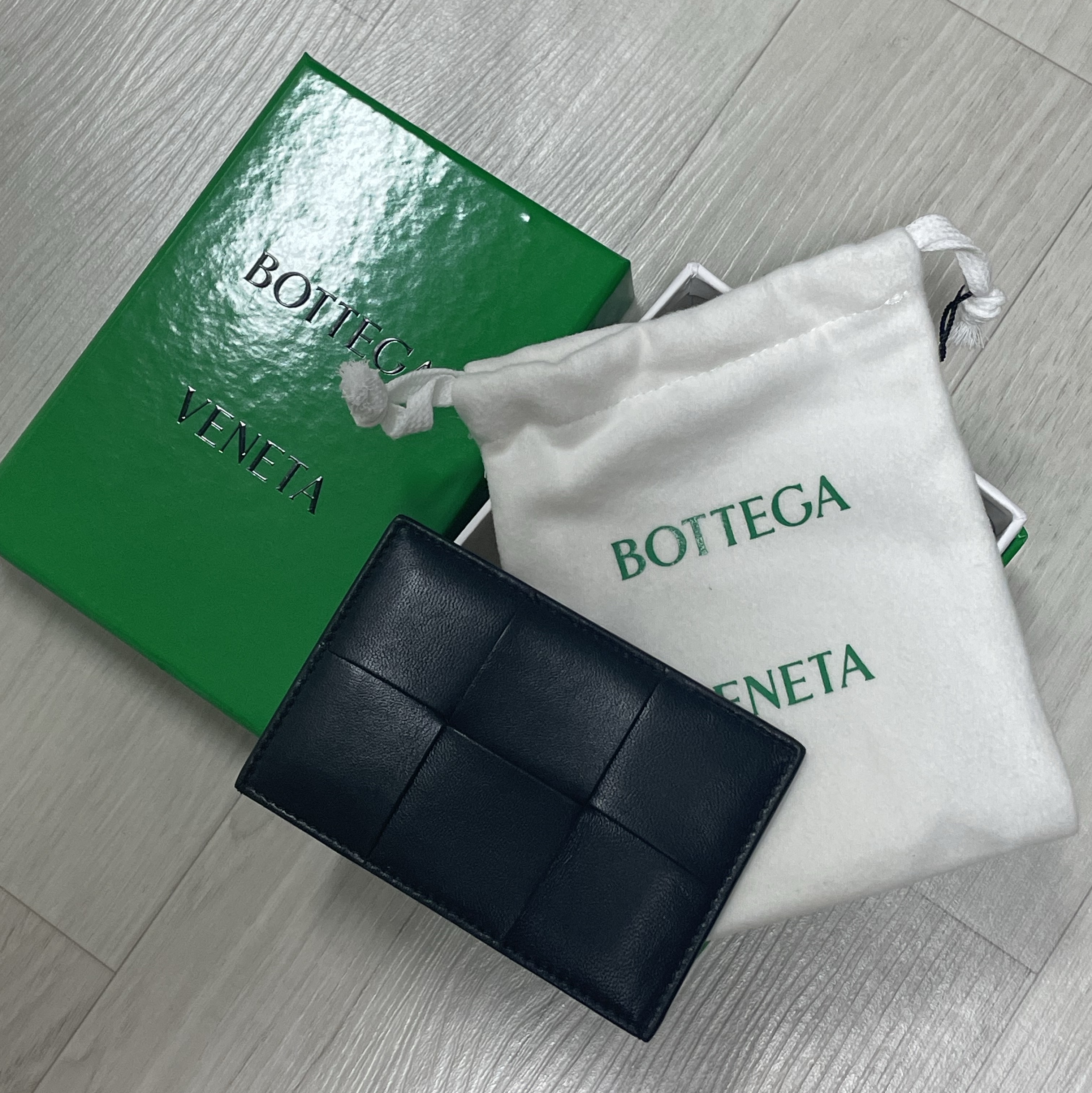 Bottega Veneta Credit Card Case Lambskin & Calfskin Black 착용 스타일