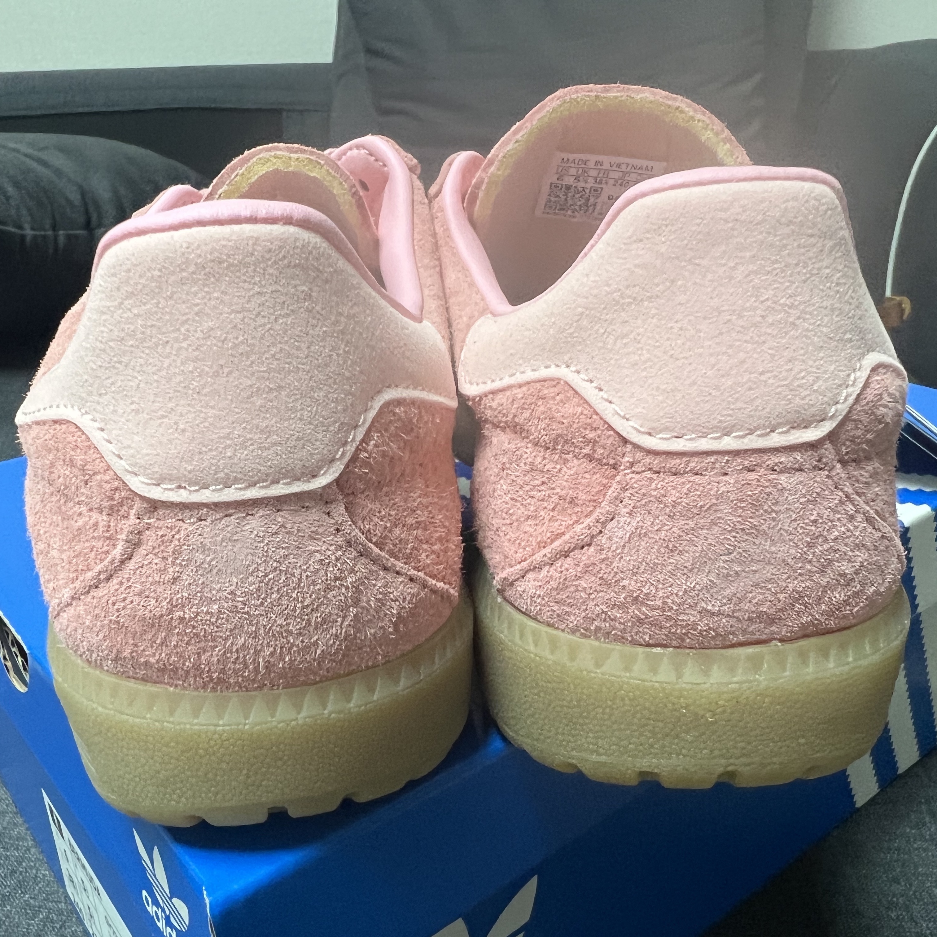 Adidas Bermuda Glow Pink 착용 스타일 - 3