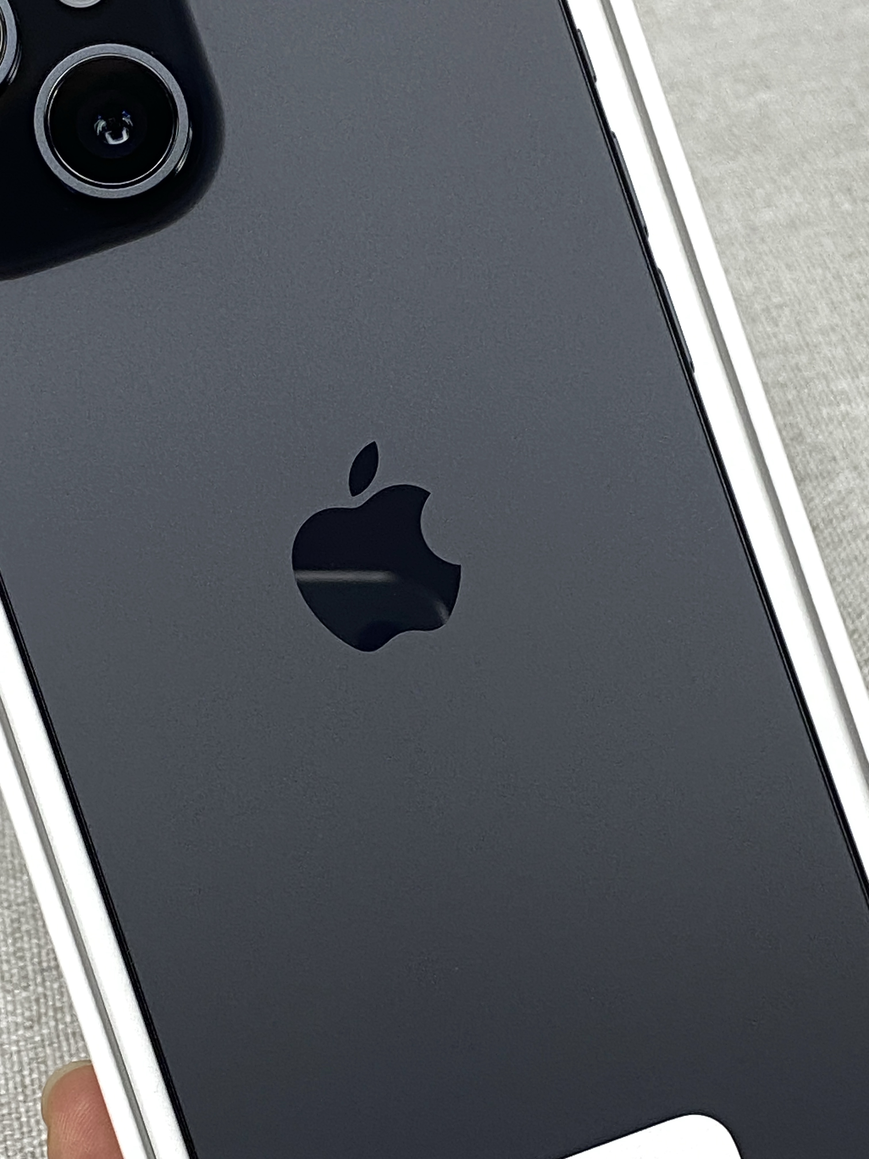 Apple iPhone 15 128GB Black (Korean Ver.) 착용 스타일 - 2