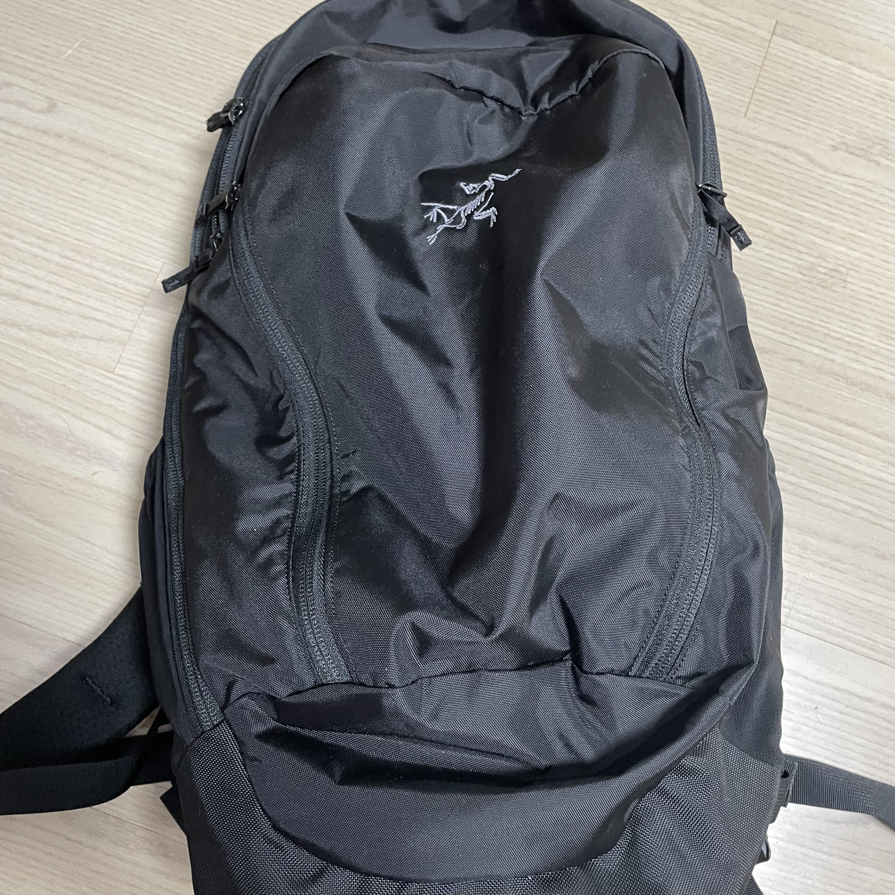 Arc'teryx Mantis 26 Backpack Black 착용 스타일