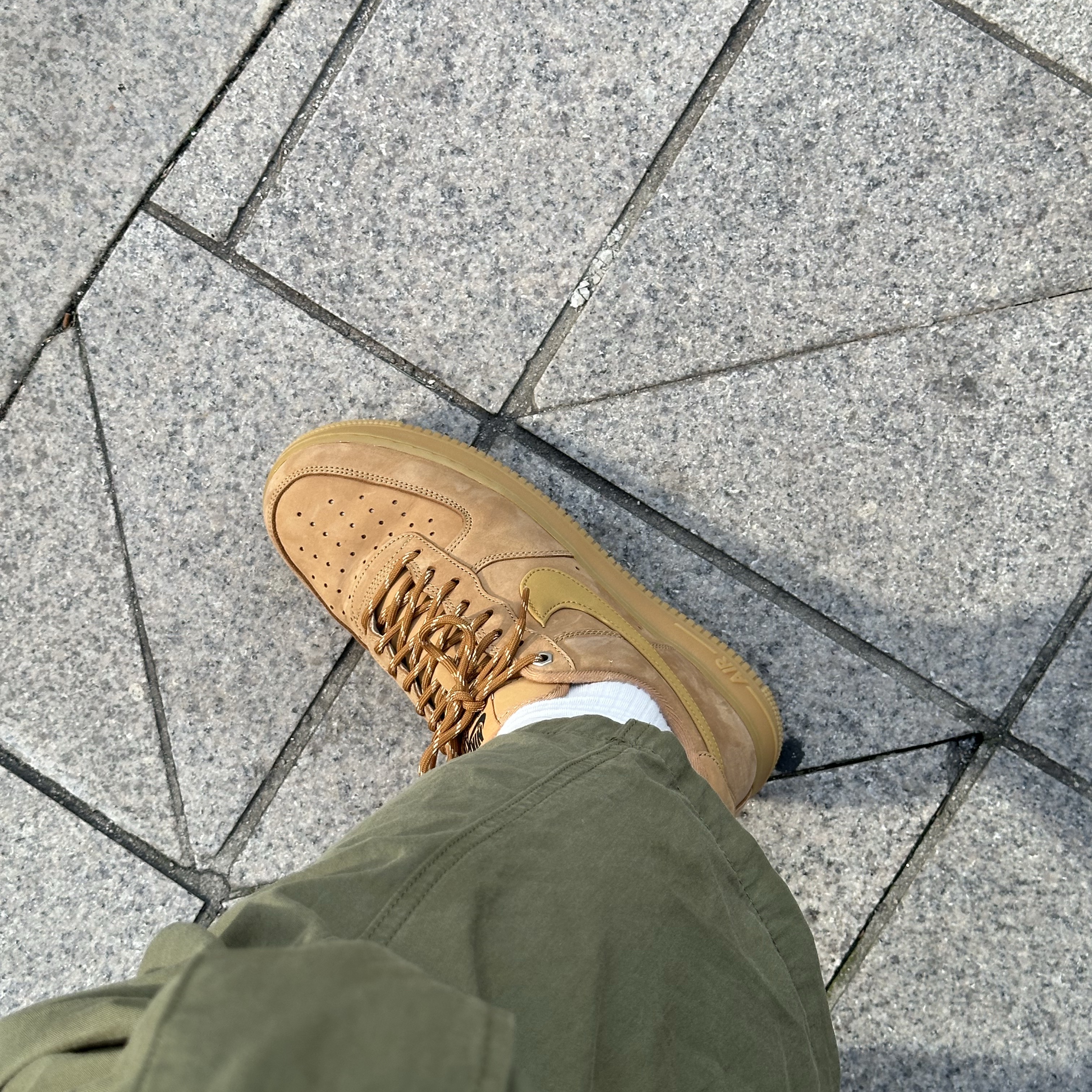 Nike Air Force 1 '07 WB Flax 착용 스타일 - 1