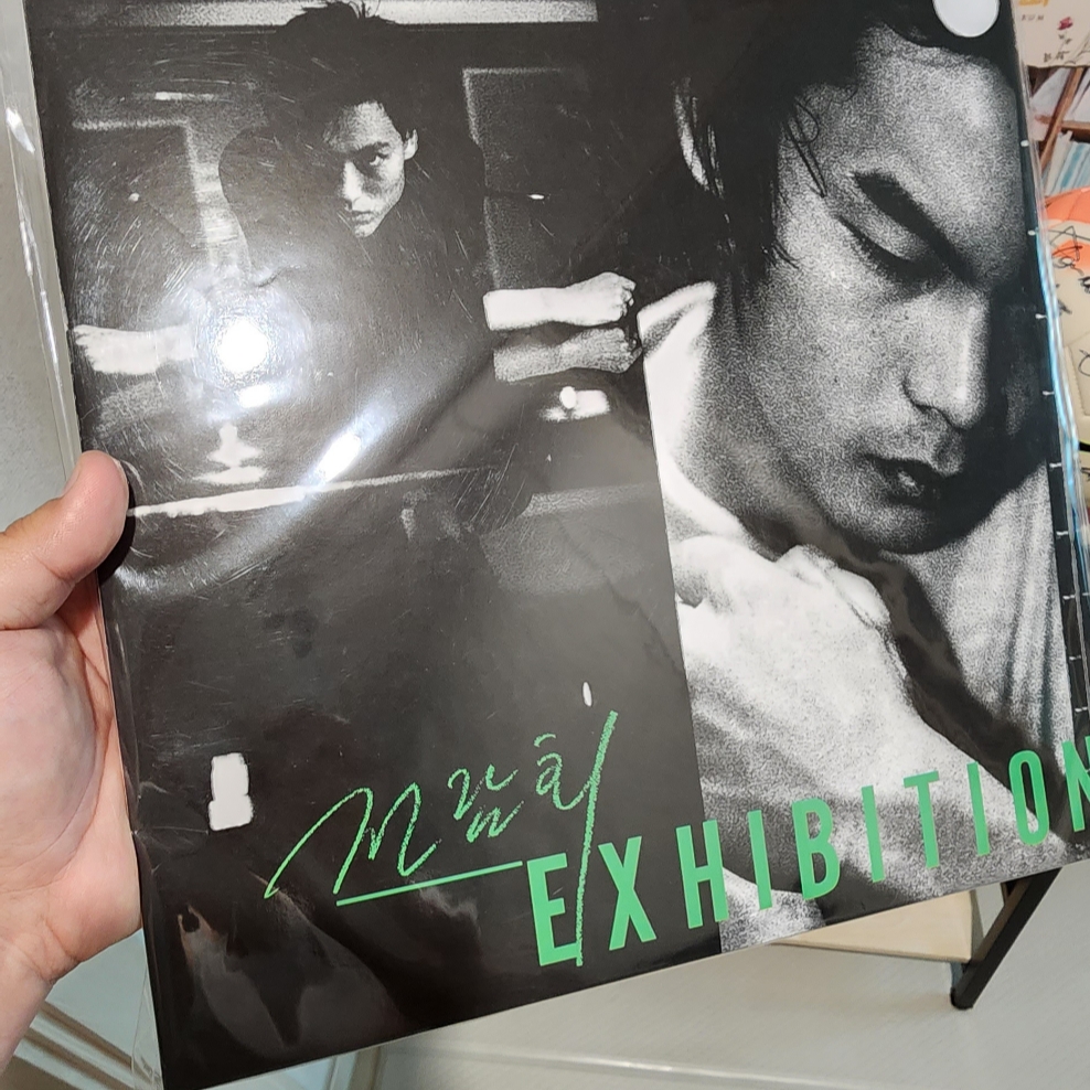Exhibition 1st Album Exhibition LP White 착용 스타일 - 1