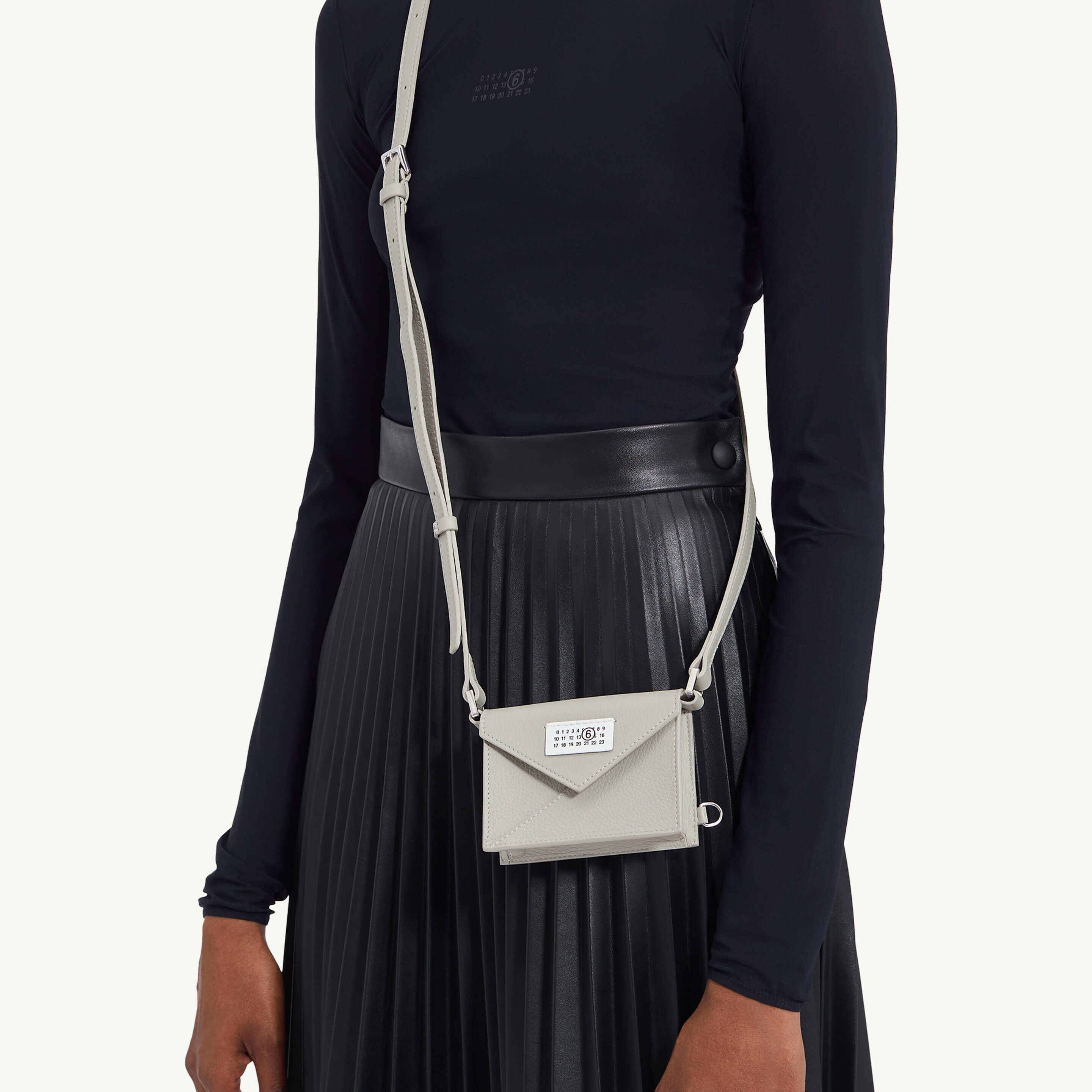 MM6 Maison Margiela Numbers Logo Mini Crossbody Bag Storm Gray 착용 스타일 - 2