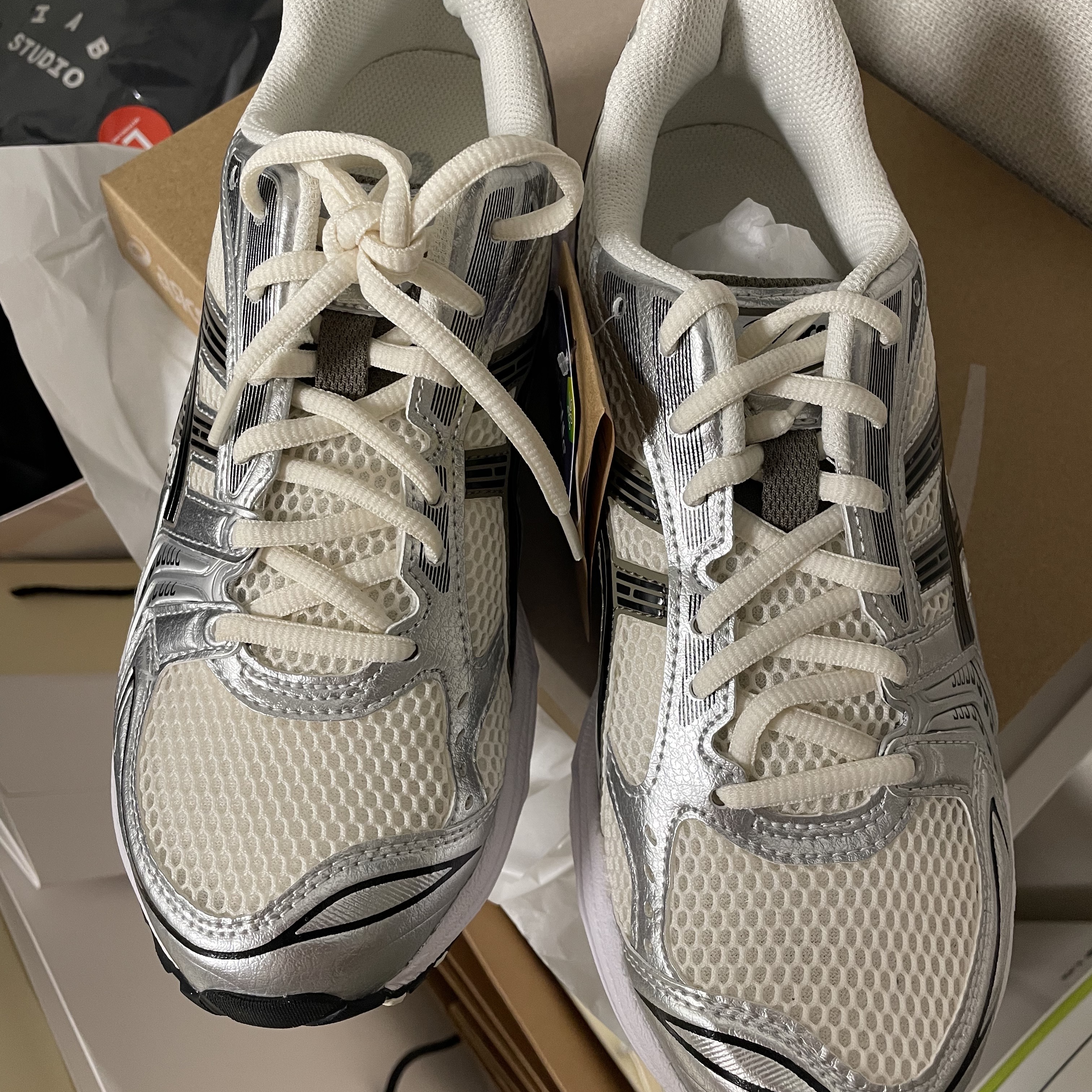 Asics Gel-Kayano 14 Cream Black 착용 스타일 - 1