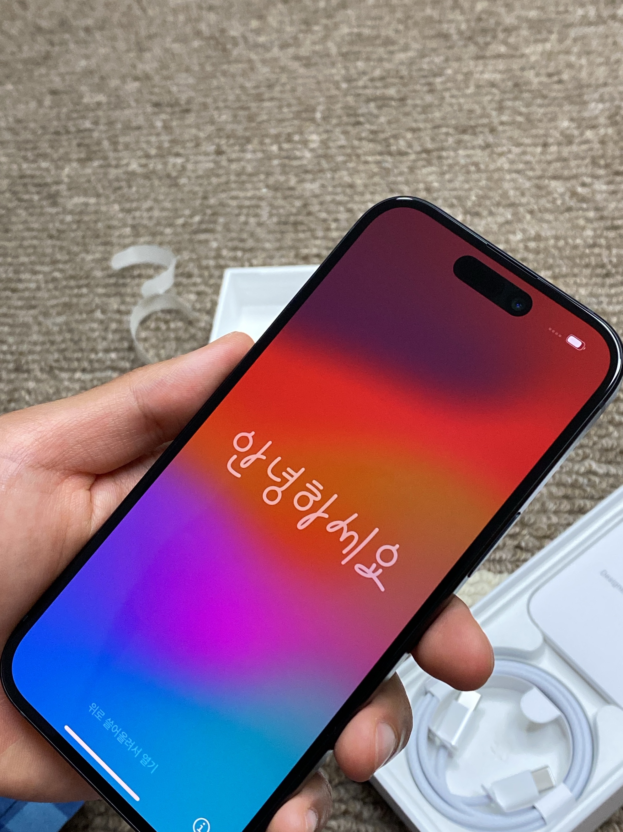 Apple iPhone 15 128GB Black (Korean Ver.) 착용 스타일 - 3
