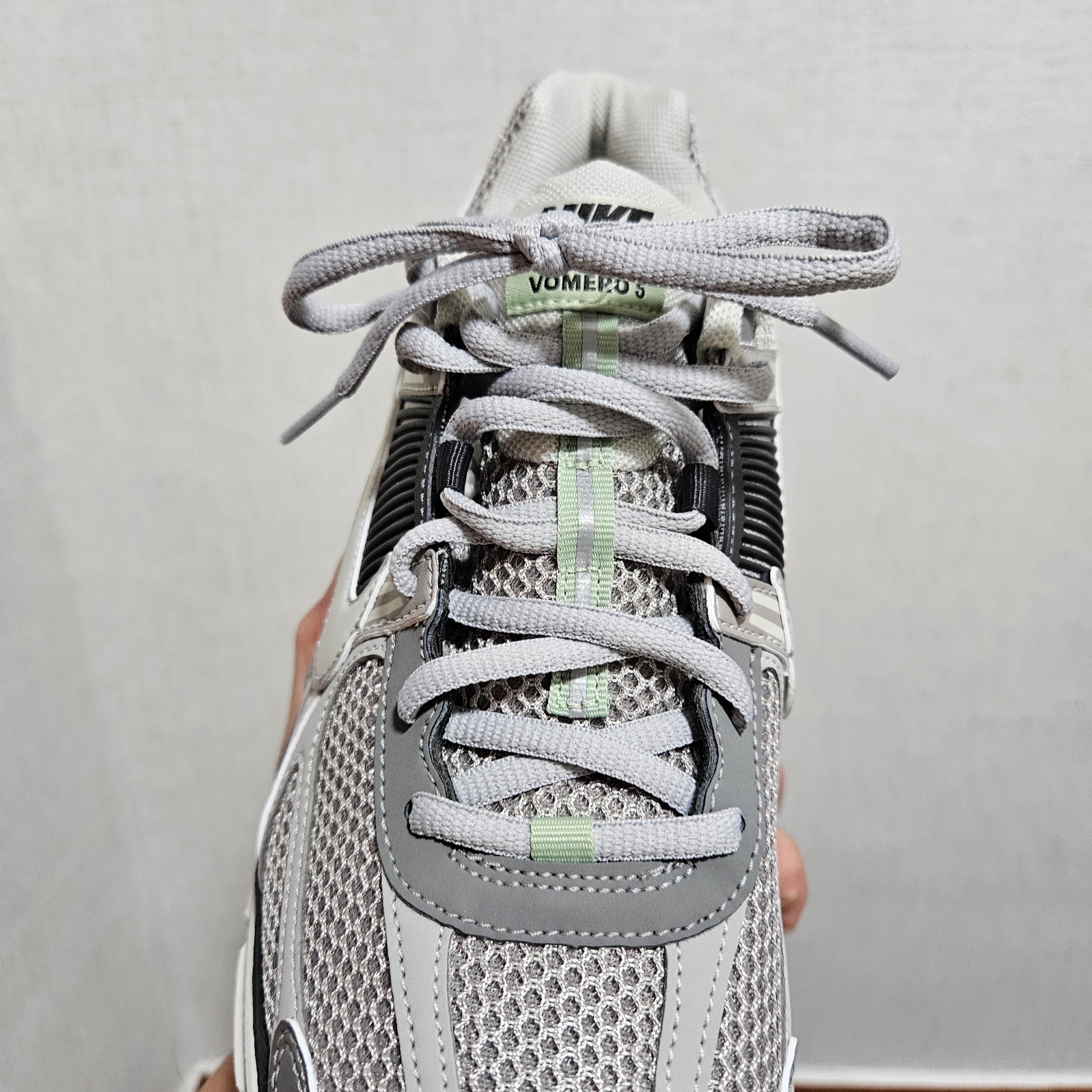(W) Nike Zoom Vomero 5 Cobblestone and Flat Pewter 착용 스타일 - 2