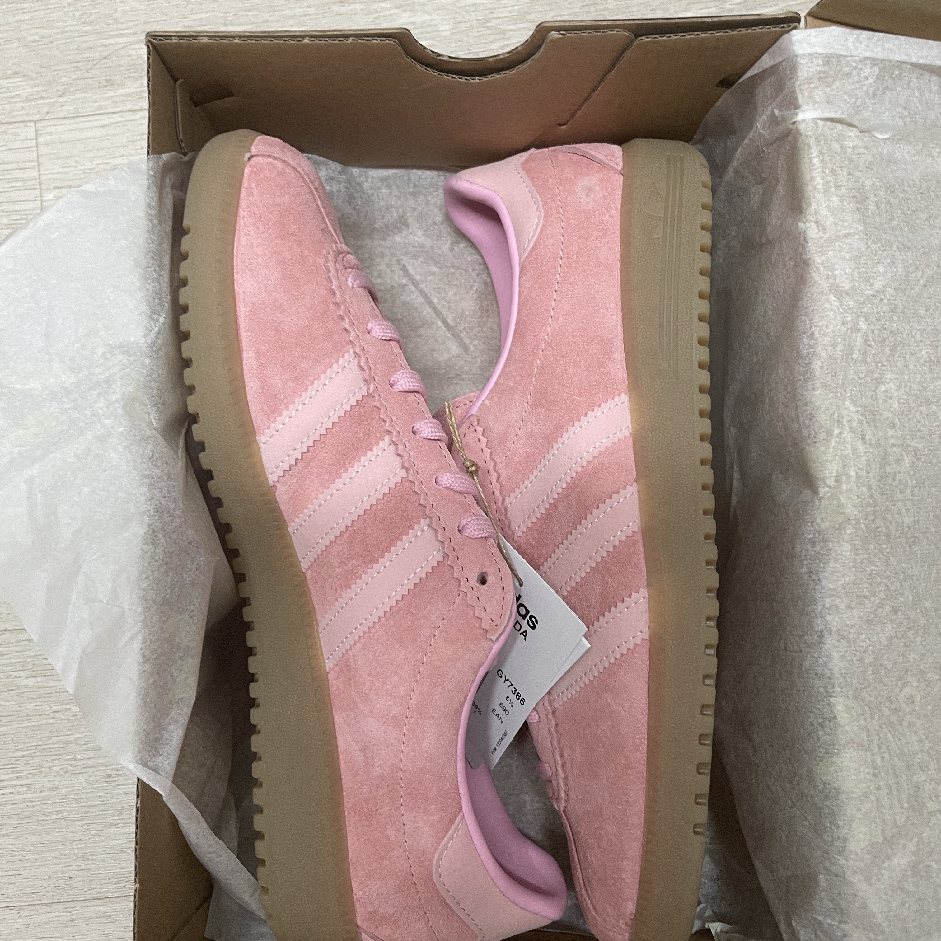 Adidas Bermuda Glow Pink 착용 스타일