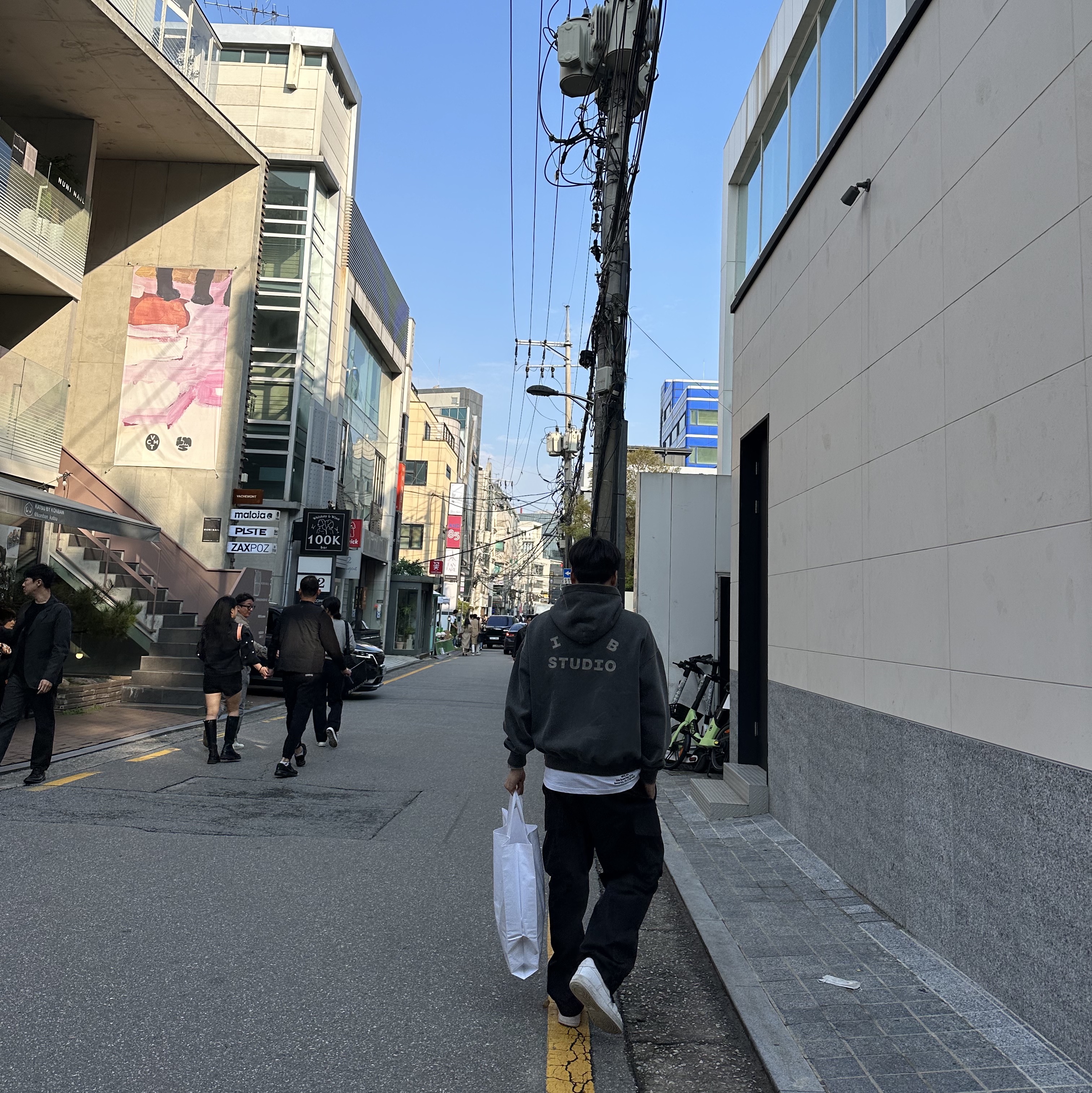 IAB Studio Pigment Hoodie Black 착용 스타일 - 1