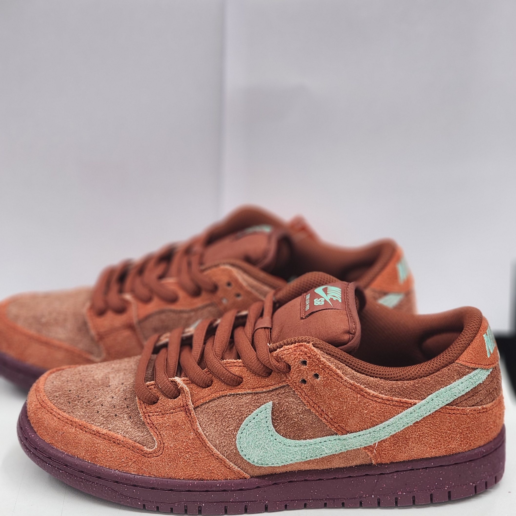 Nike SB Dunk Low Pro Premium Mystic Red and Rosewood 착용 스타일 - 2