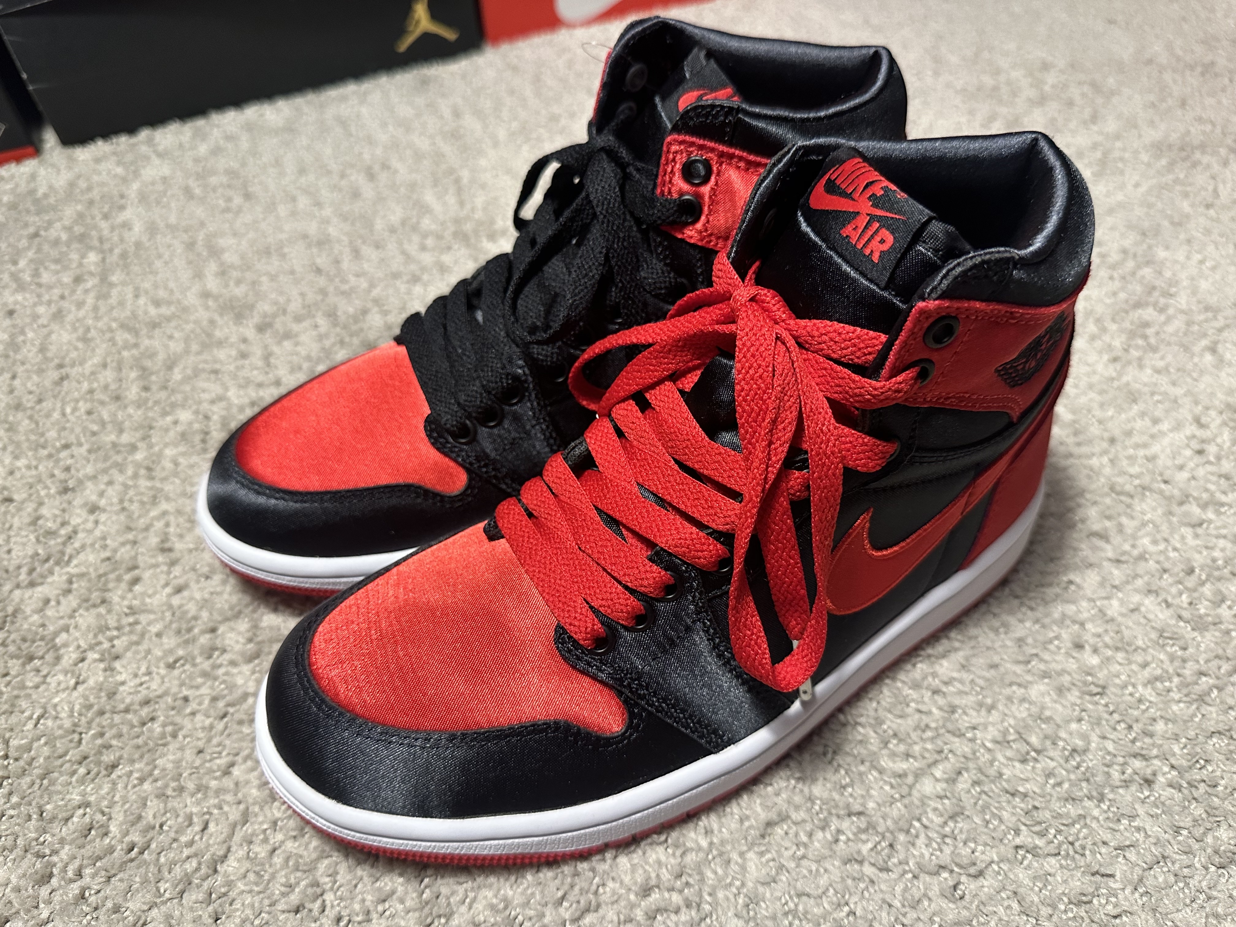 (W) Jordan 1 Retro High OG Satin Bred 착용 스타일 - 1
