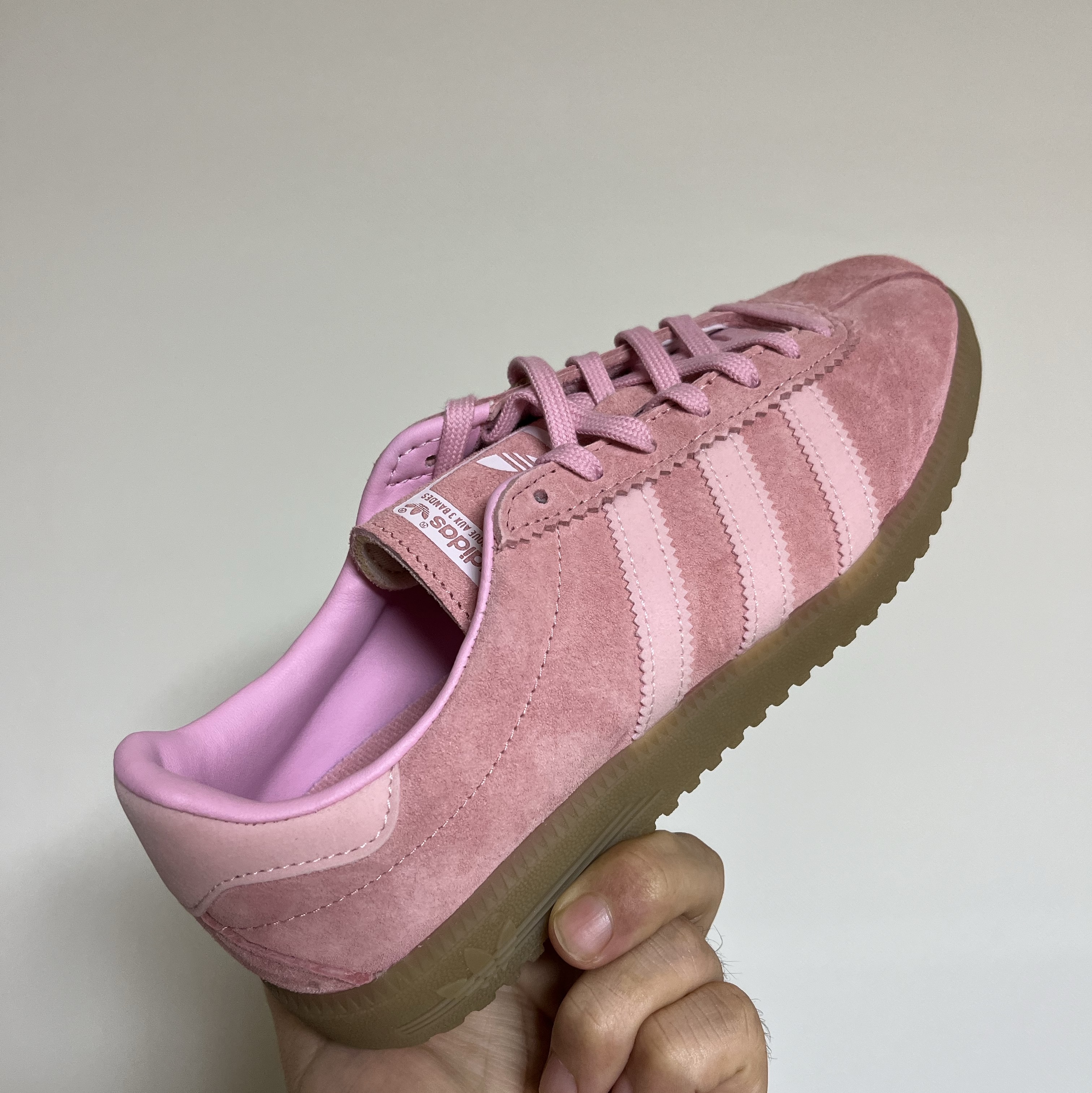 Adidas Bermuda Glow Pink 착용 스타일 - 2