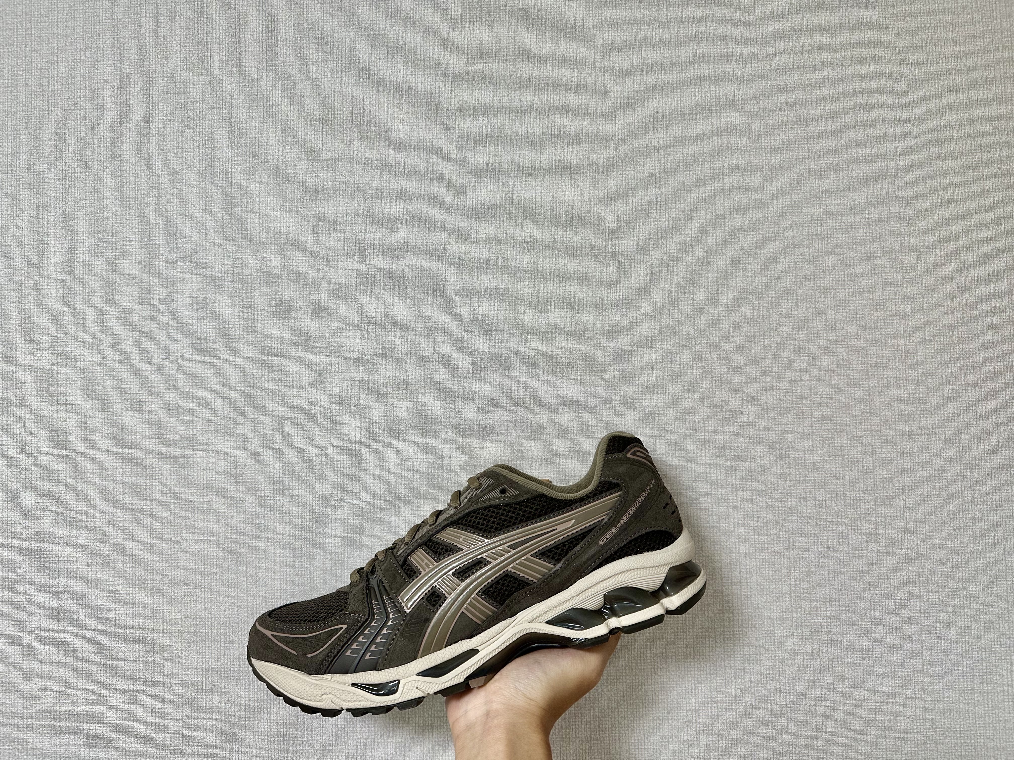 Asics Gel-Kayano 14 Black Glacier Grey, Asics Gel-Kayano 14 Dark Sepia Dark Taupe 착용 스타일 - 3
