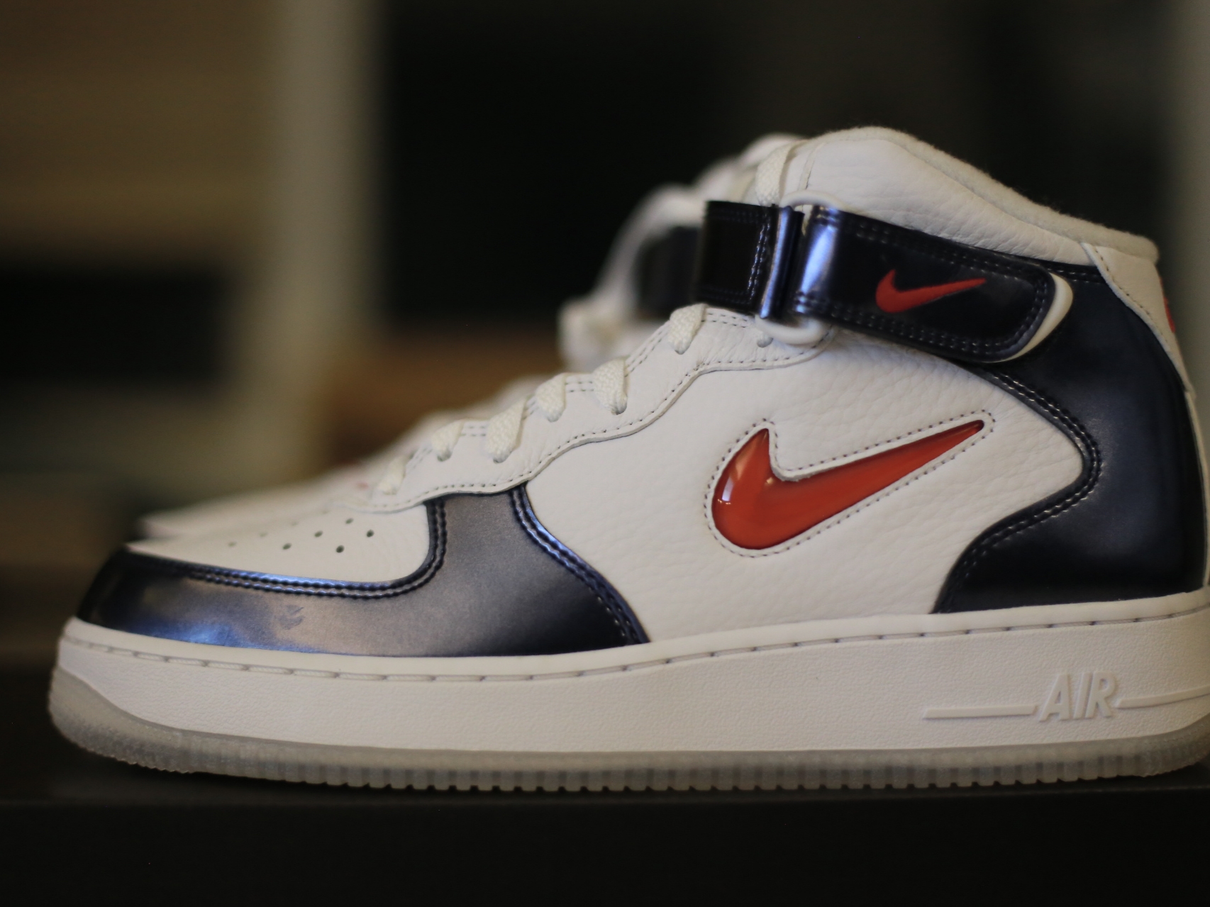 Nike Air Force 1 Mid QS University Red and Midnight Navy 착용 스타일 - 1