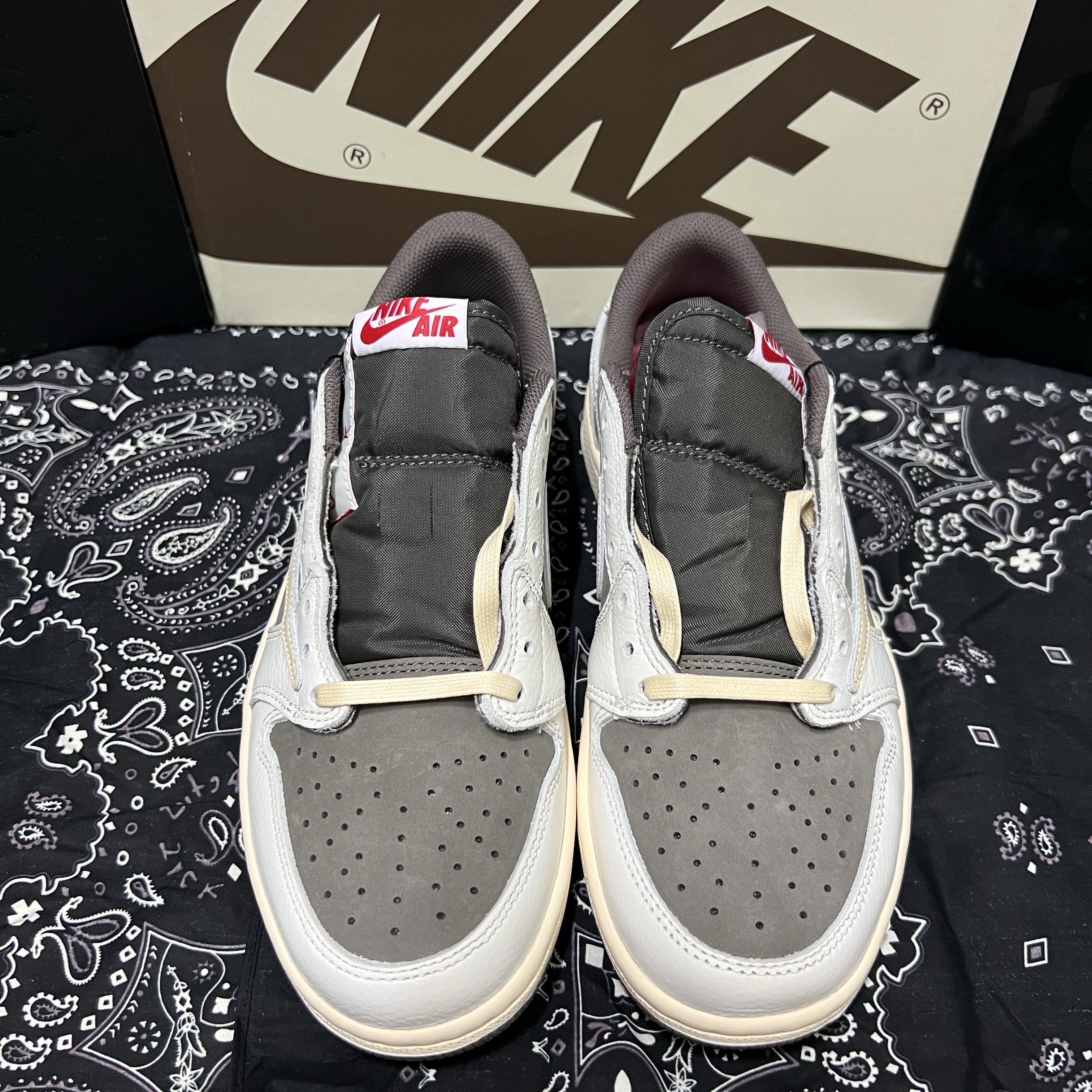 Jordan 1 x Travis Scott Retro Low OG SP Sail and Ridgerock 착용 스타일 - 1