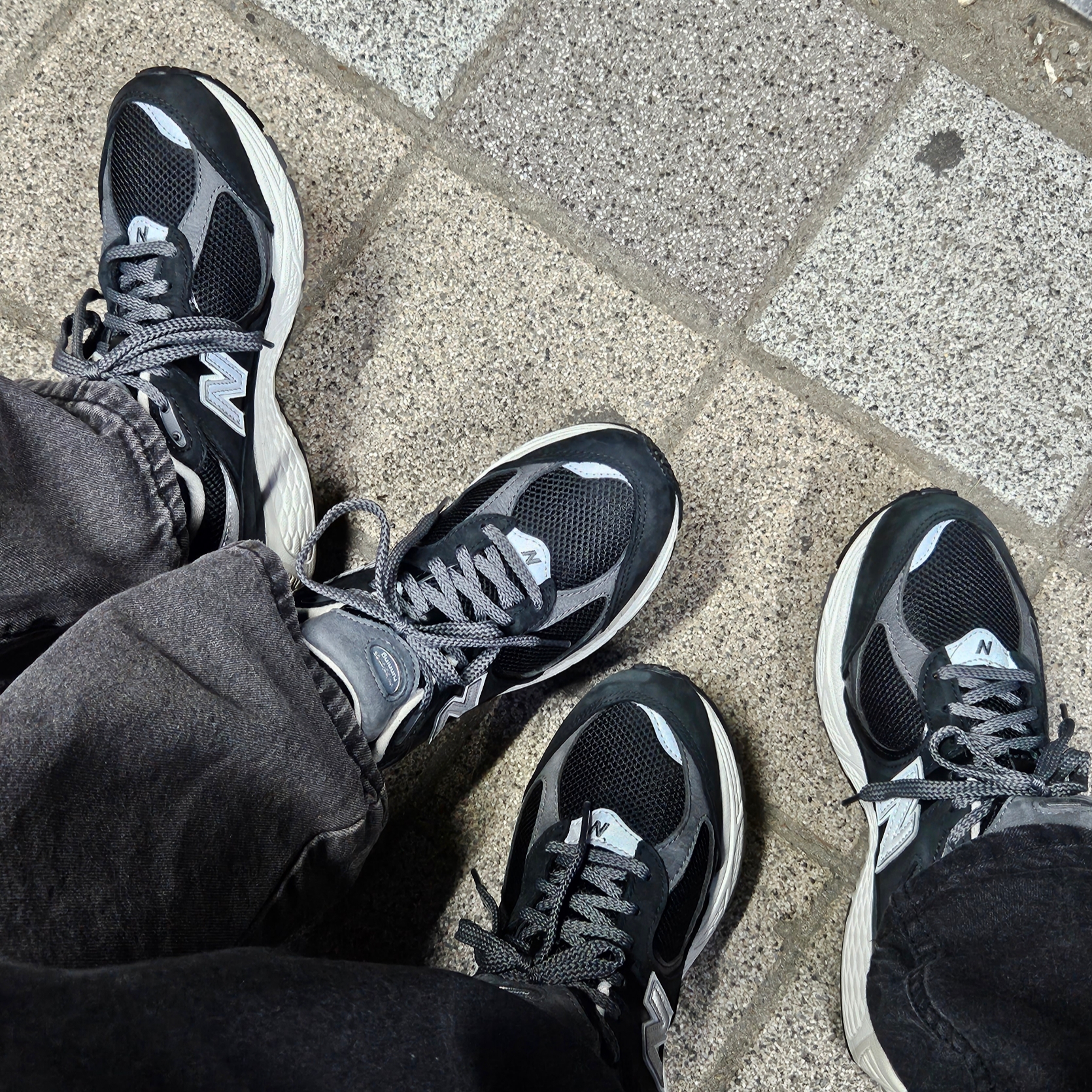 New Balance 2002R Premium Vintage Black 착용 스타일