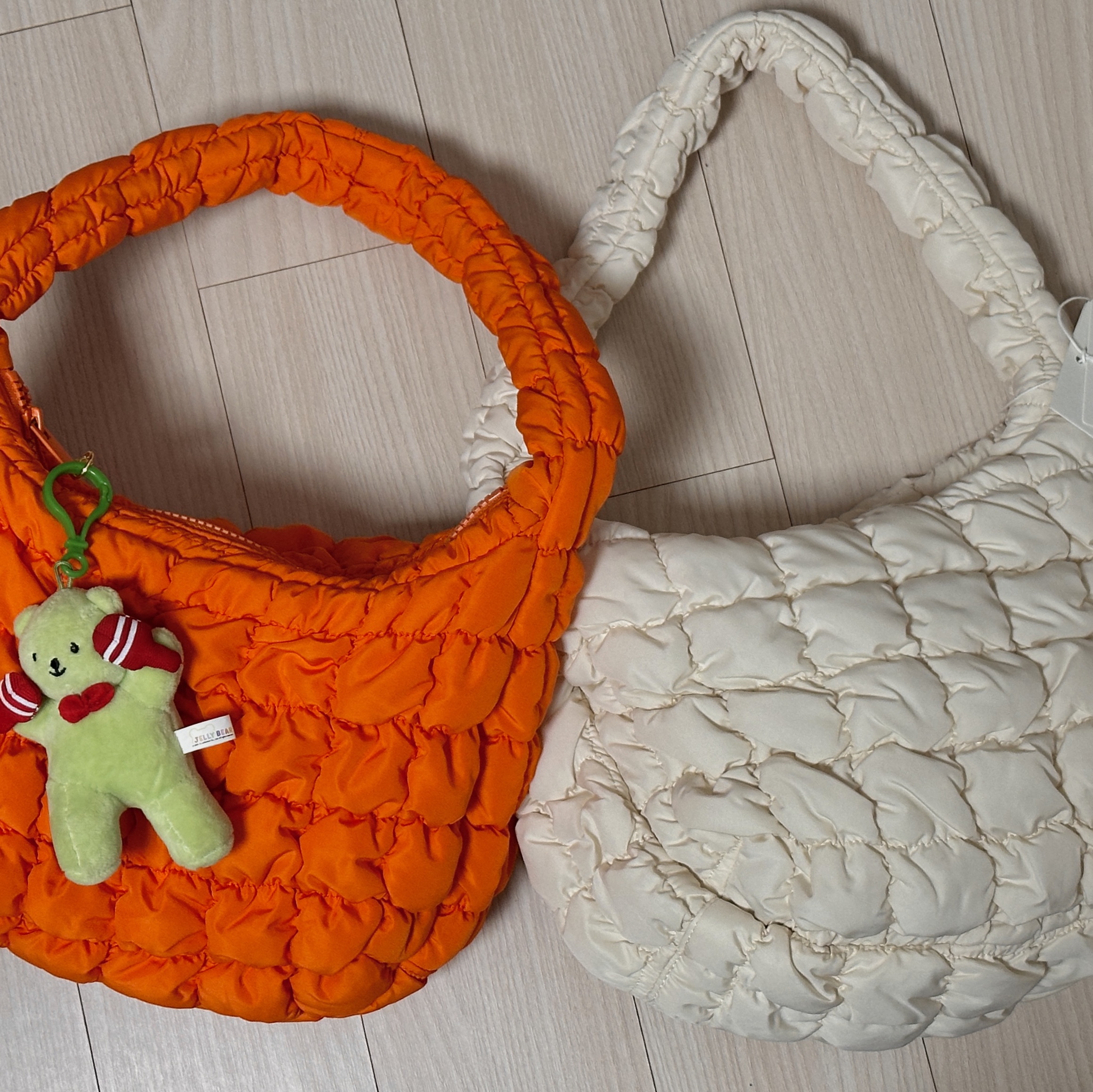 COS Quilted Mini Bag Cream, COS Quilted Mini Bag Bright Orange 착용 스타일 - 1