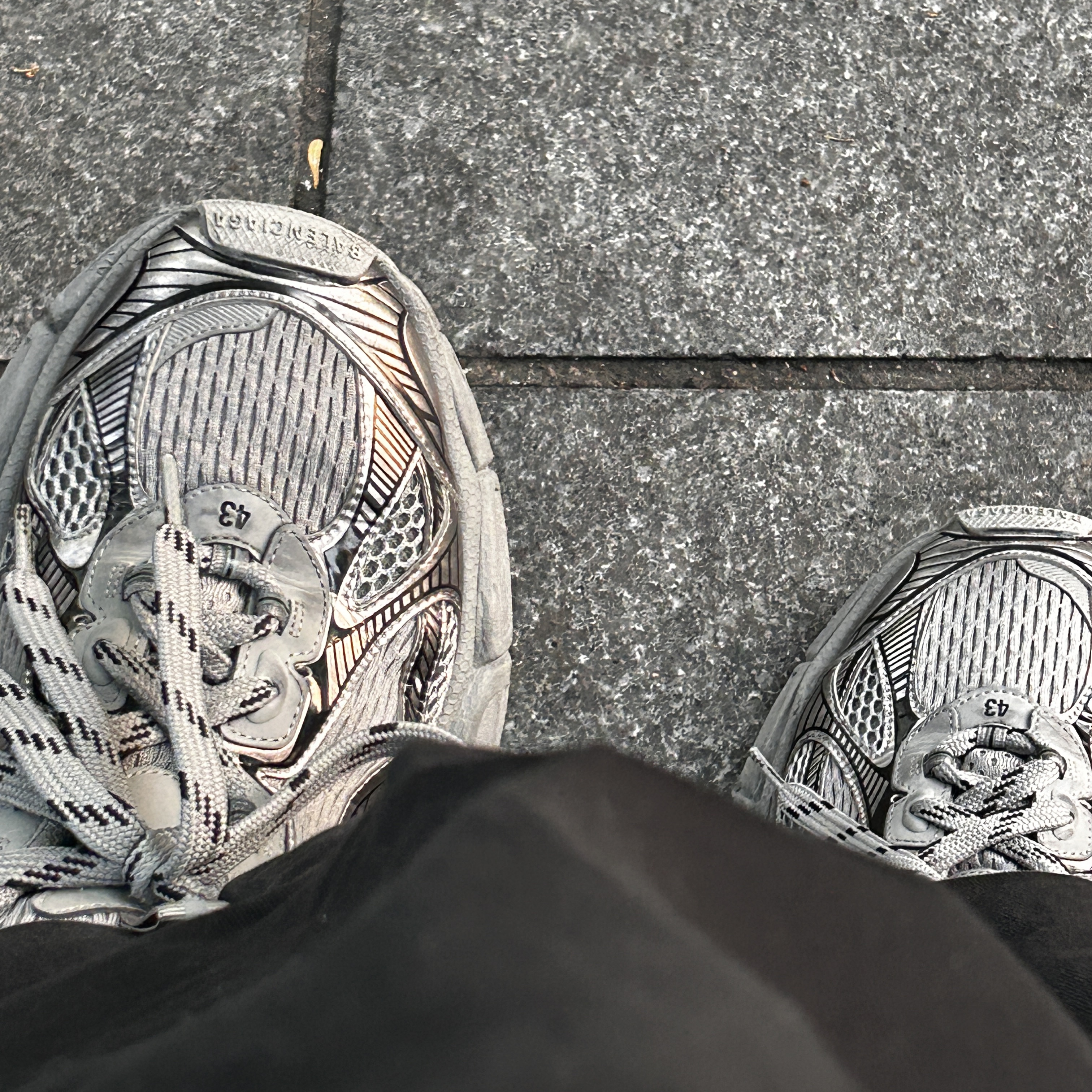 Balenciaga 3XL Sneakers Grey Black 착용 스타일 - 2