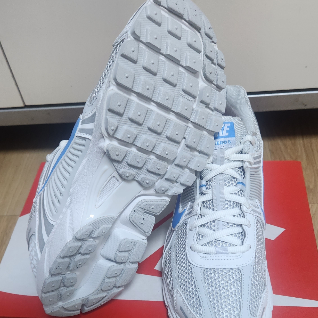 Nike Zoom Vomero 5 Photon Dust and University Blue 착용 스타일 - 5