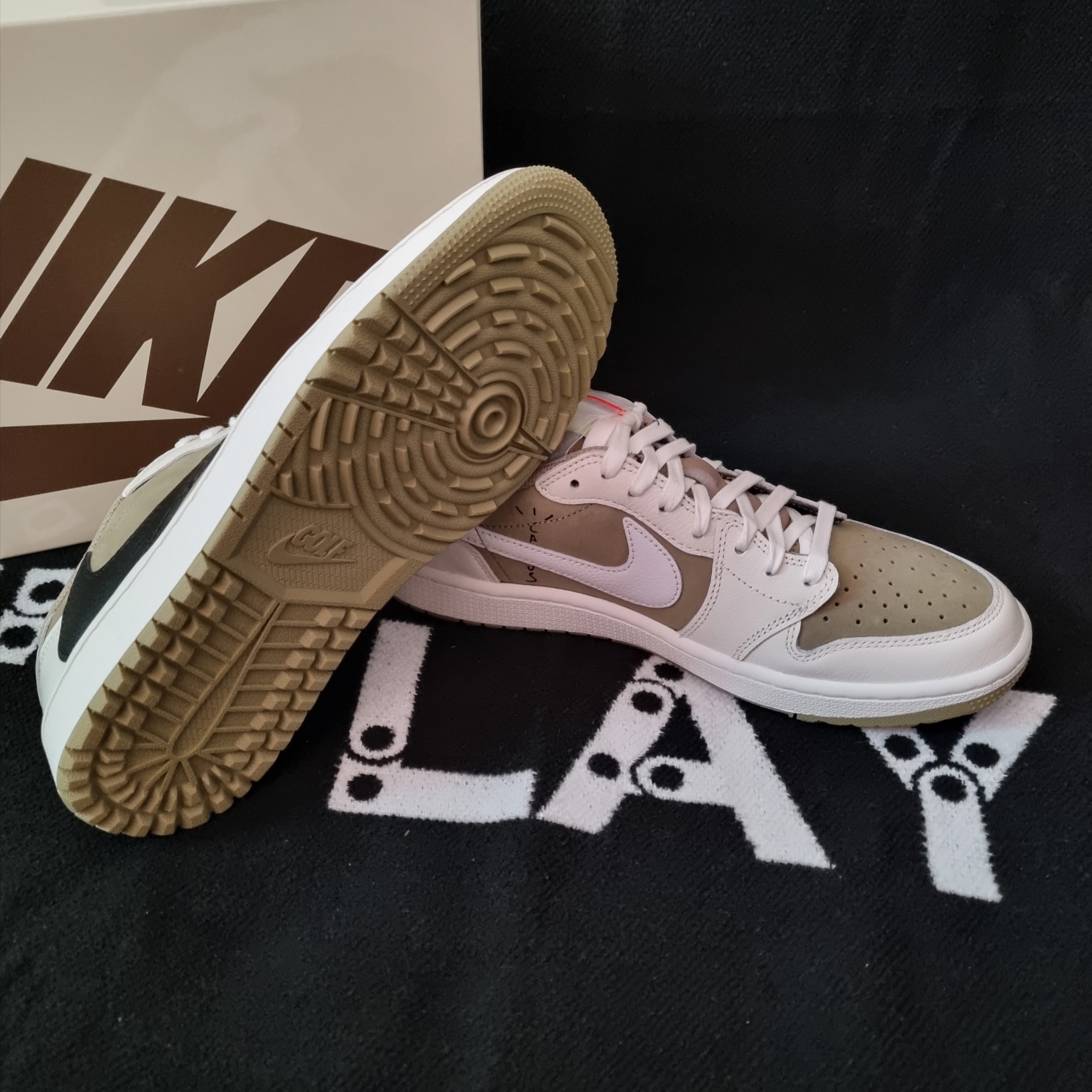 Jordan 1 x Travis Scott Retro Low Golf NRG Neutral Olive 착용 스타일 - 4